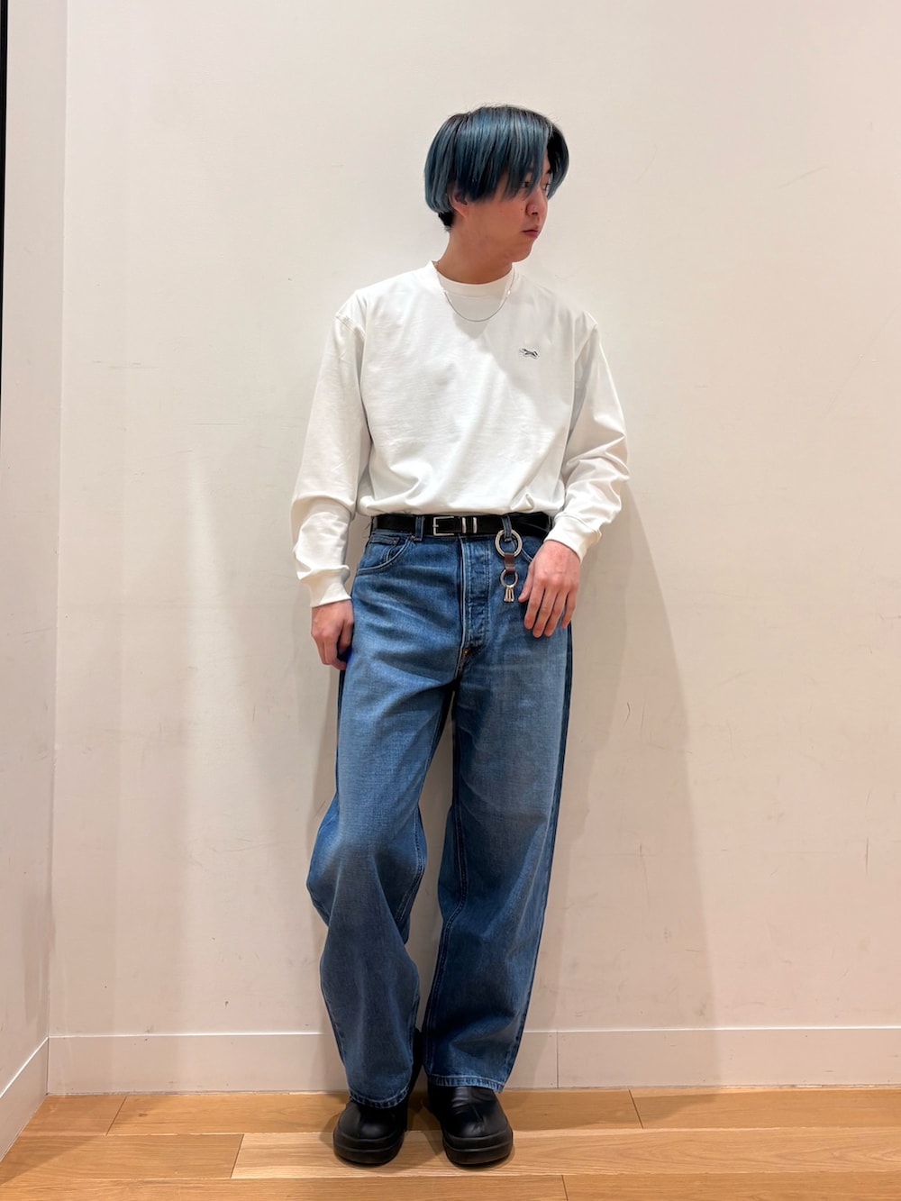 その他のデニムパンツ、ブラウン系のネクタイ、ホワイト系のTシャツ/カットソーを着用したメンズの冬コーディネートの3枚目の写真