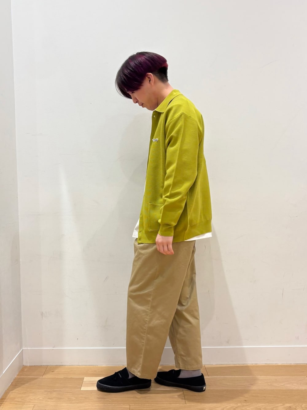 イエロー系のカーディガン/ボレロ、ホワイト系のTシャツ/カットソー、ベージュ系のその他パンツを着用したメンズの春コーディネートの3枚目の写真