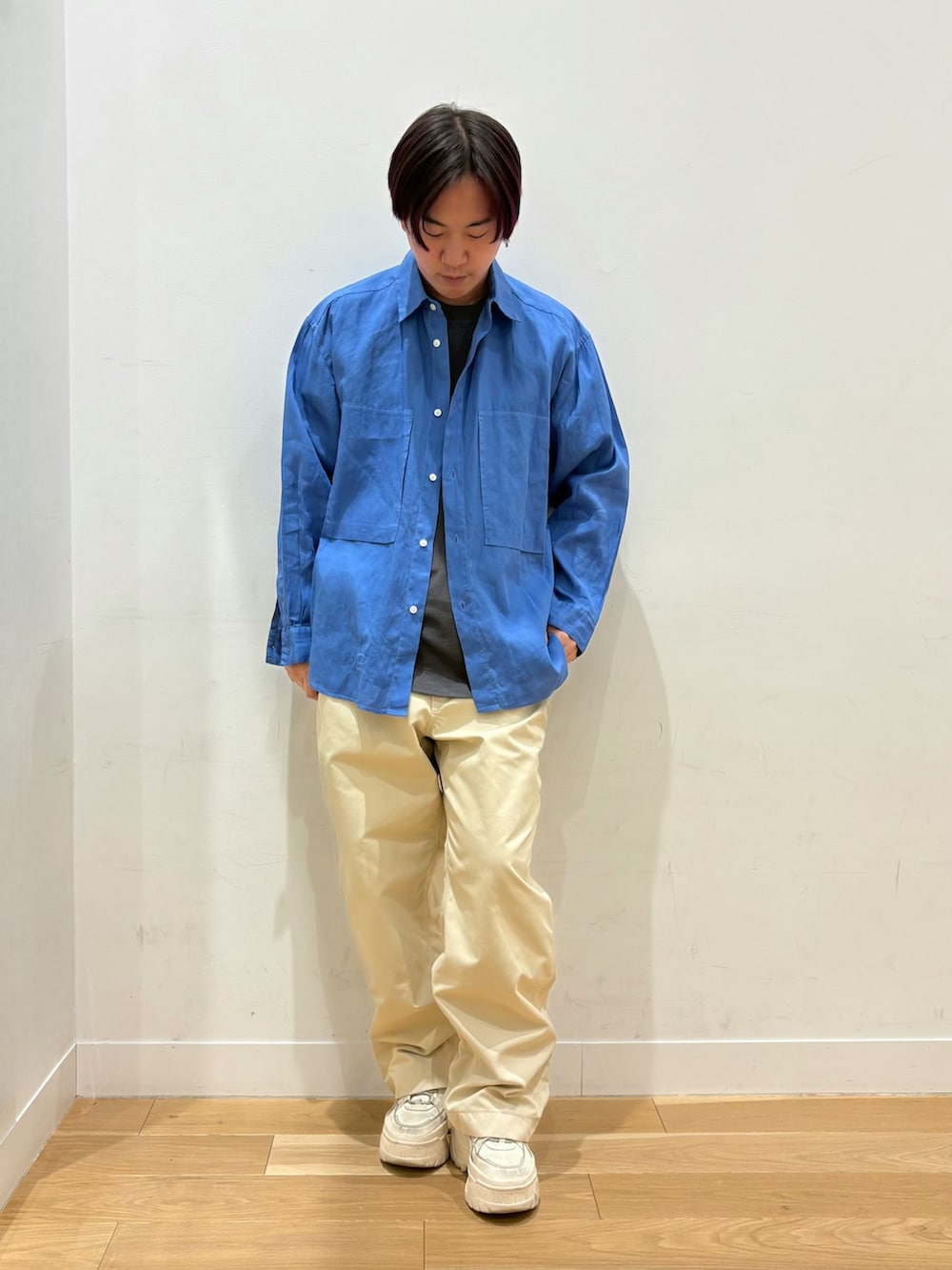 ブルー系のシャツ/ブラウス、グレー系のTシャツ/カットソー、ホワイト系のその他パンツを着用したメンズの春コーディネートの4枚目の写真