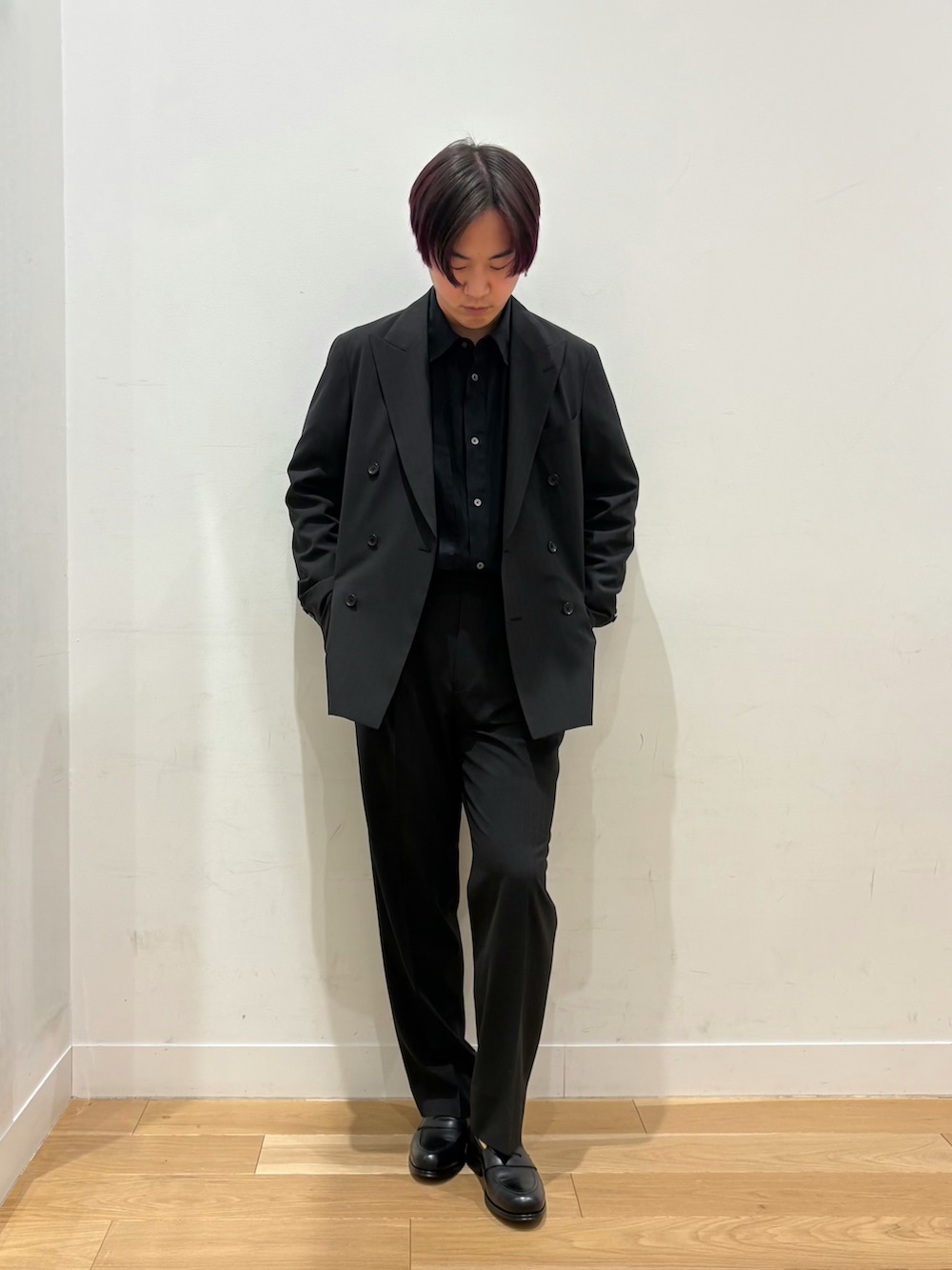 ブラック系のその他アウター、ブラック系のスーツパンツ、ブルー系のシャツ/ブラウスを着用したメンズの春コーディネートの2枚目の写真