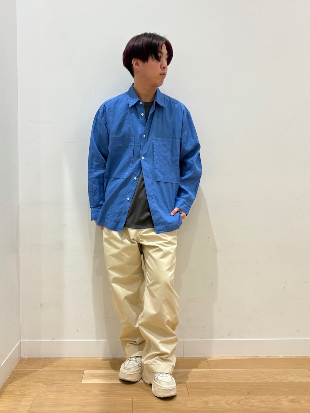 ブルー系のシャツ/ブラウス、グレー系のTシャツ/カットソー、ホワイト系のその他パンツを着用したメンズの春コーディネートの2枚目の写真