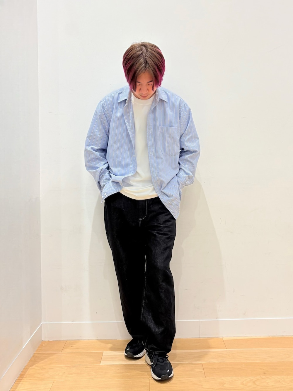 ブルー系のシャツ/ブラウス、ホワイト系のTシャツ/カットソー、ブラック系のデニムパンツを着用したメンズの春コーディネートの2枚目の写真
