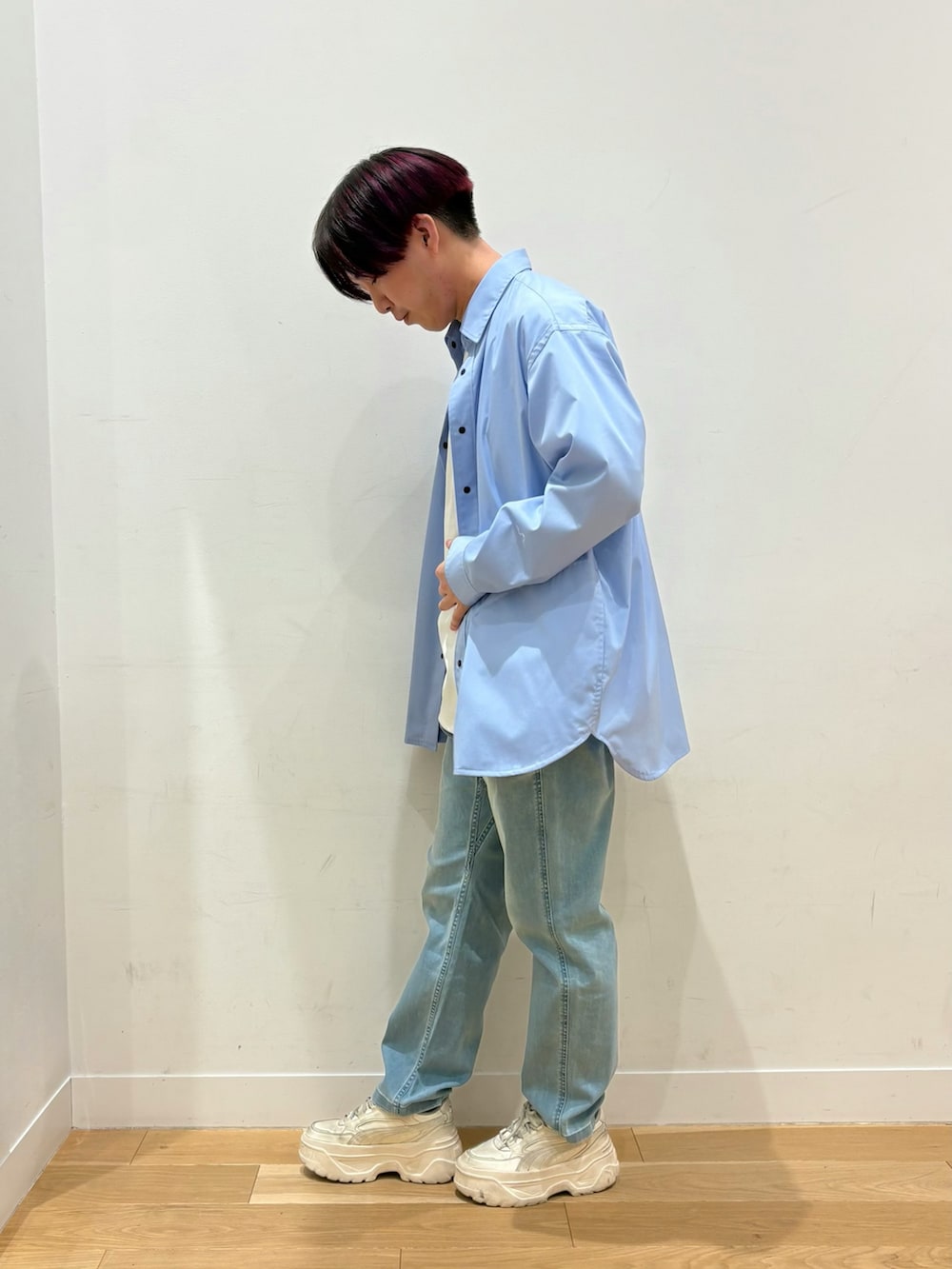 ブルー系のシャツ/ブラウス、ホワイト系のTシャツ/カットソー、ブルー系のその他パンツを着用したメンズの春コーディネートの3枚目の写真