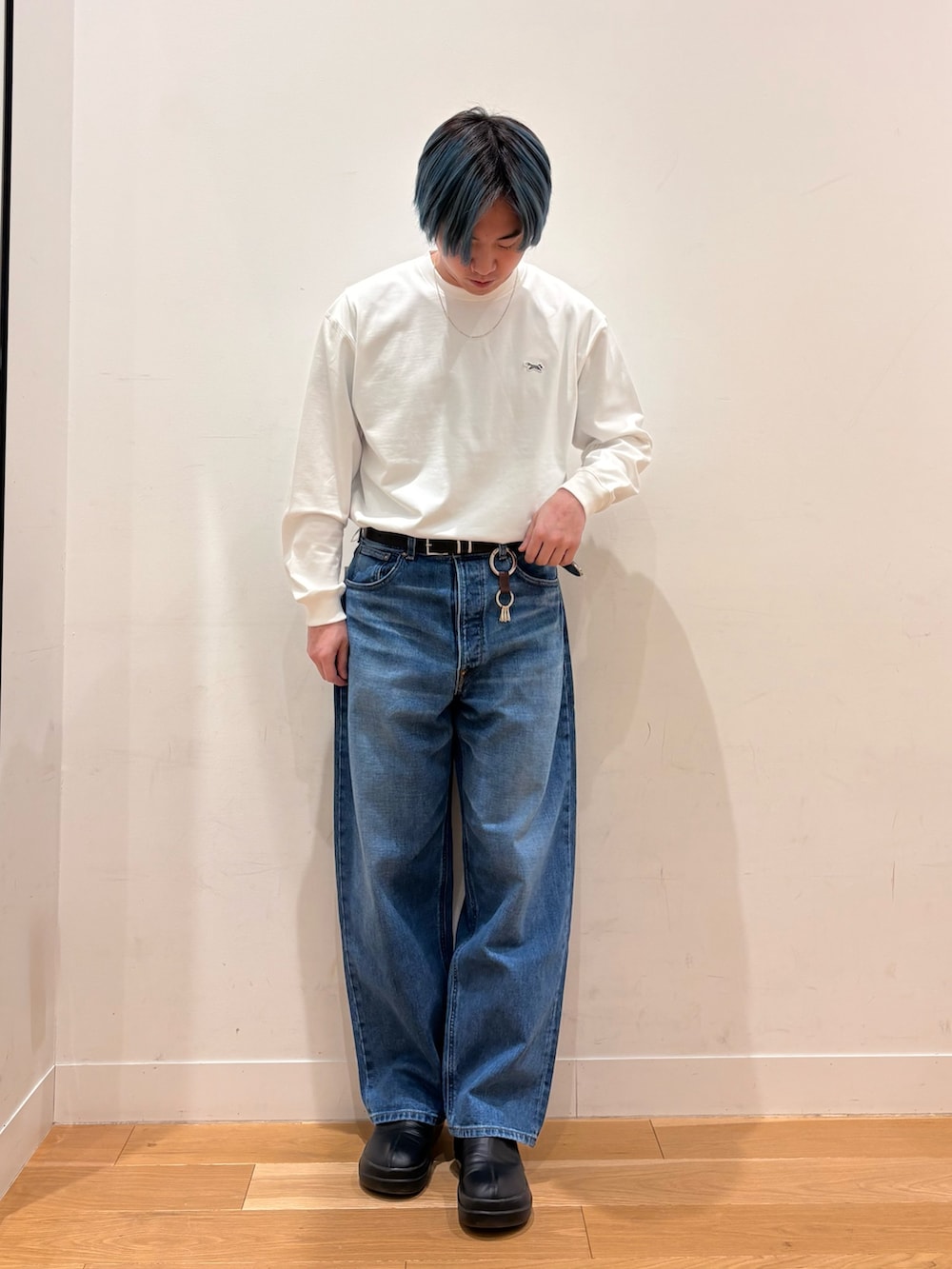 その他のデニムパンツ、ブラウン系のネクタイ、ホワイト系のTシャツ/カットソーを着用したメンズの冬コーディネートの2枚目の写真