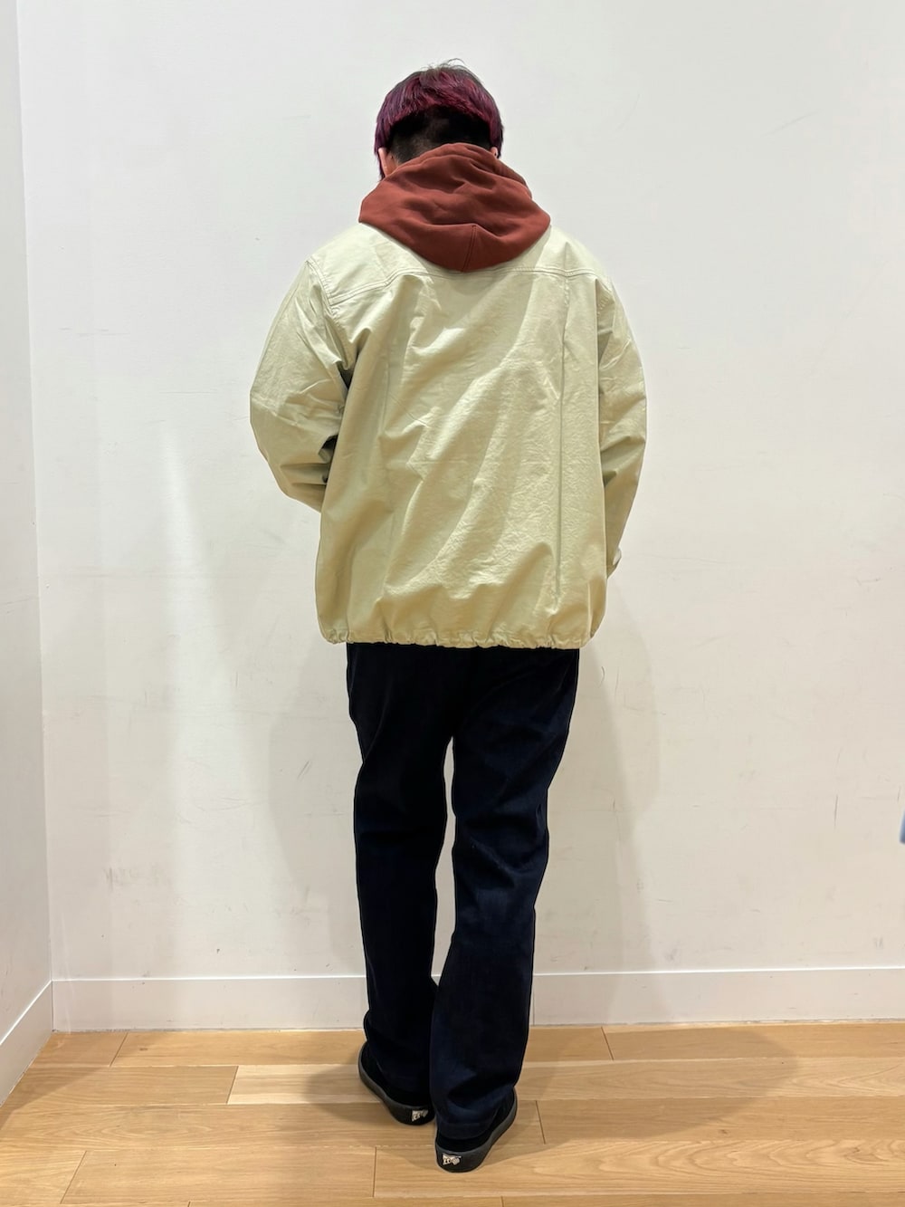 ブラウン系のパーカー、グリーン系のカバーオール、ブルー系のその他パンツを着用したメンズの春コーディネートの3枚目の写真