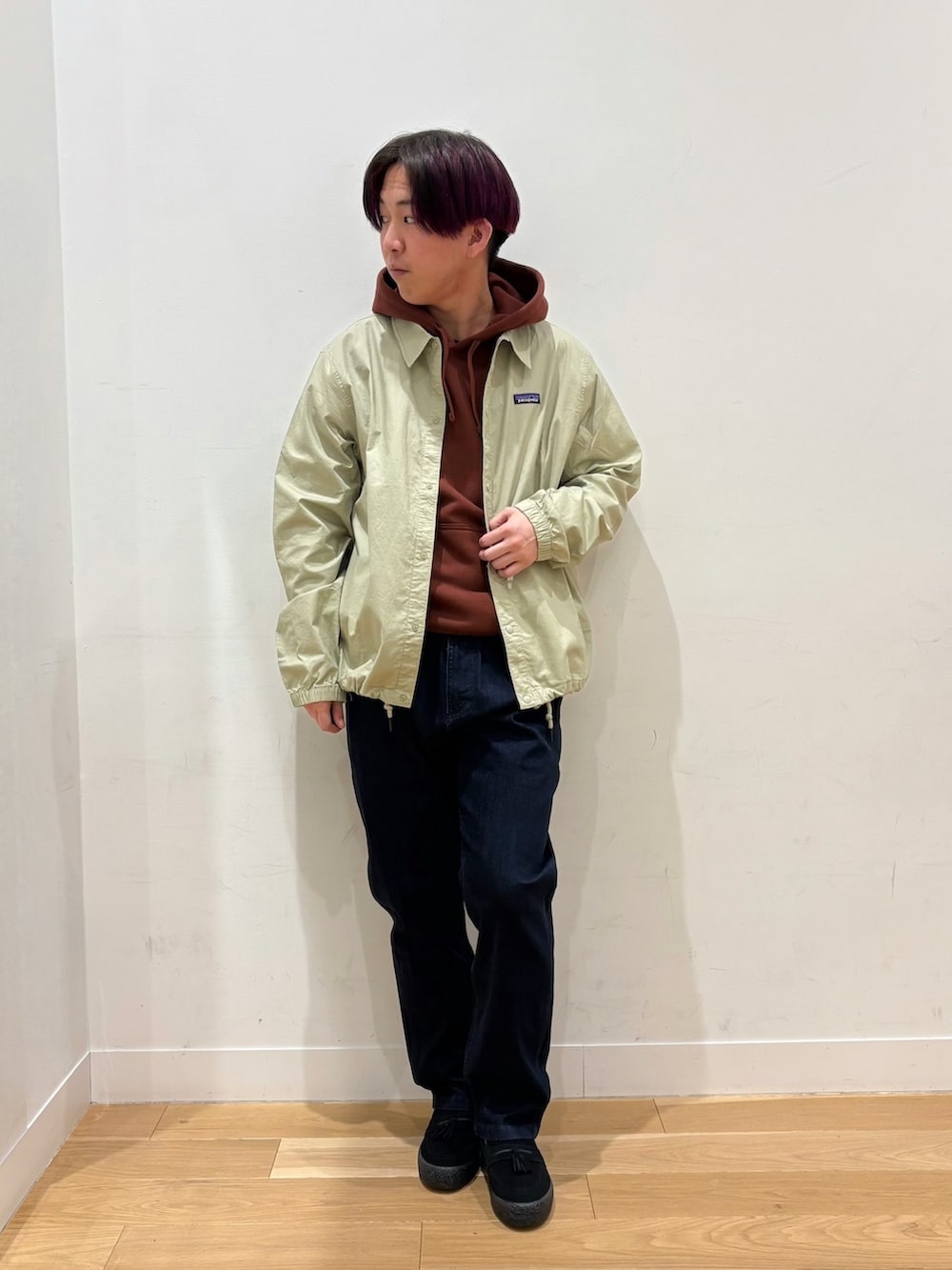 ブラウン系のパーカー、グリーン系のカバーオール、ブルー系のその他パンツを着用したメンズの春コーディネートの2枚目の写真