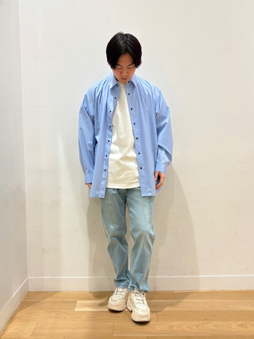 ブルー系のシャツ/ブラウス、ホワイト系のTシャツ/カットソー、ブルー系のその他パンツを着用したメンズの春コーディネートの2枚目の写真