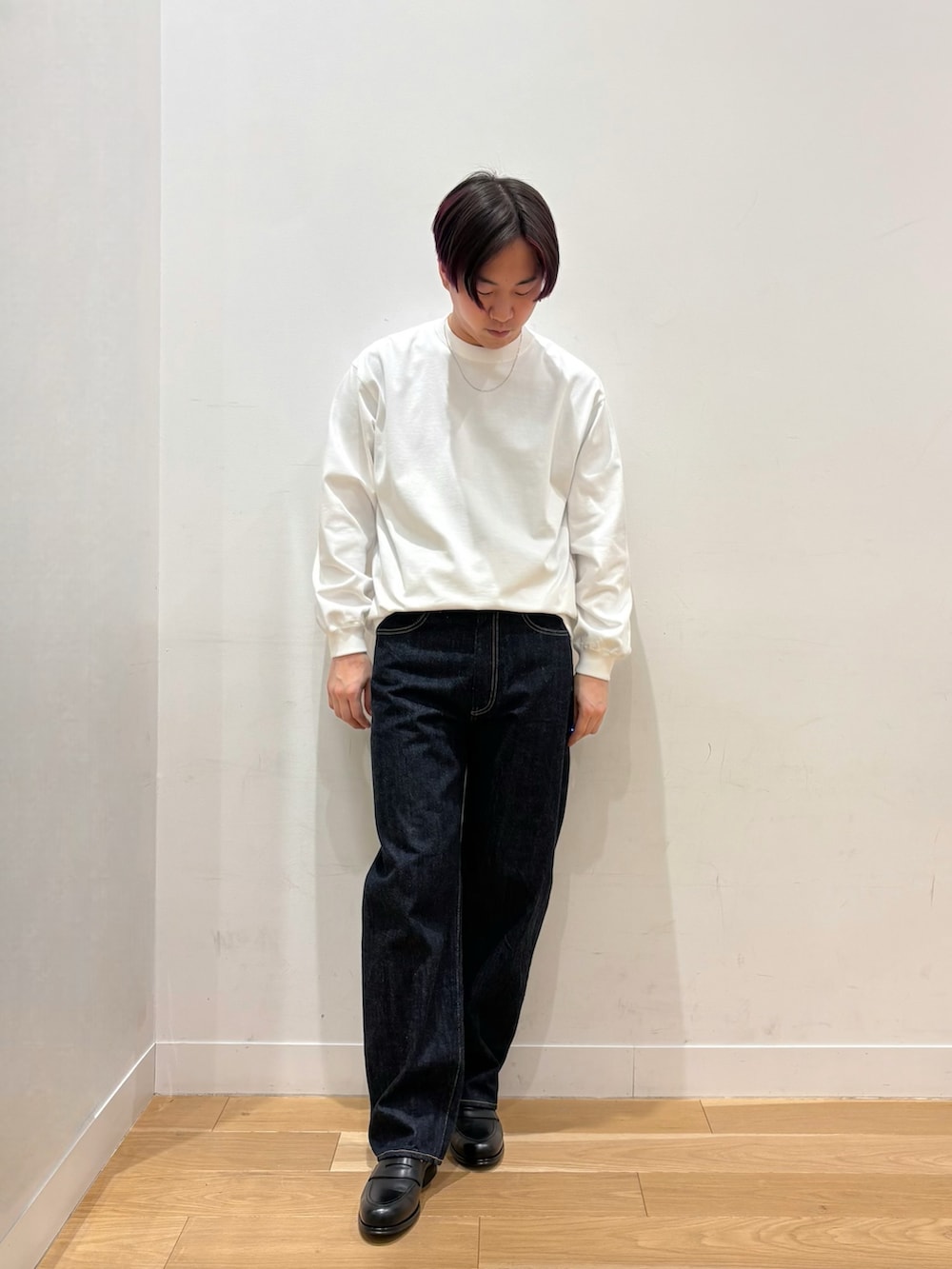 ブルー系のその他パンツ、ホワイト系のTシャツ/カットソー、ブラック系のドレスシューズを着用したメンズの春コーディネートの2枚目の写真