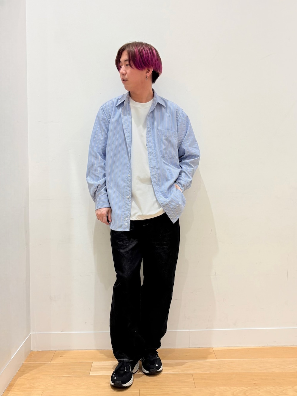 ブルー系のシャツ/ブラウス、ホワイト系のTシャツ/カットソー、ブラック系のデニムパンツを着用したメンズの春コーディネートの3枚目の写真