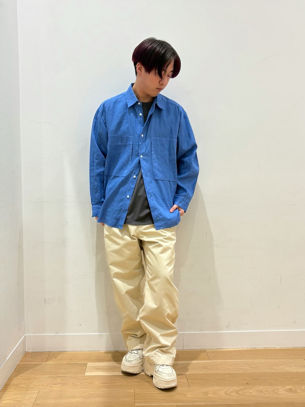 ブルー系のシャツ/ブラウス、グレー系のTシャツ/カットソー、ホワイト系のその他パンツを着用したメンズの春コーディネートの3枚目の写真