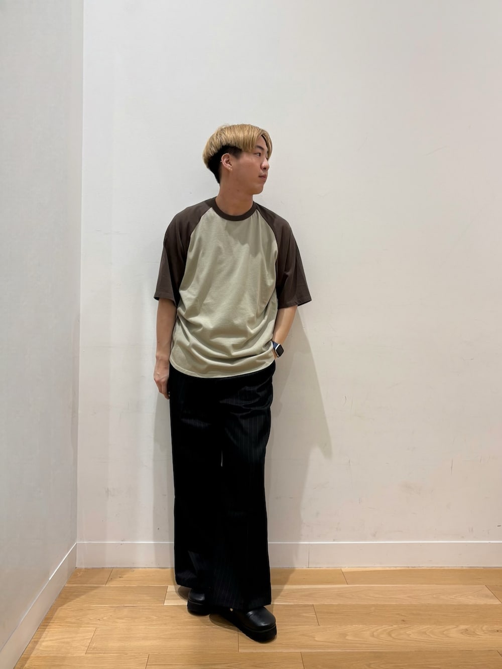 ブラウン系のTシャツ/カットソー、ブラック系のショルダーバッグを着用したメンズの夏コーディネートの2枚目の写真