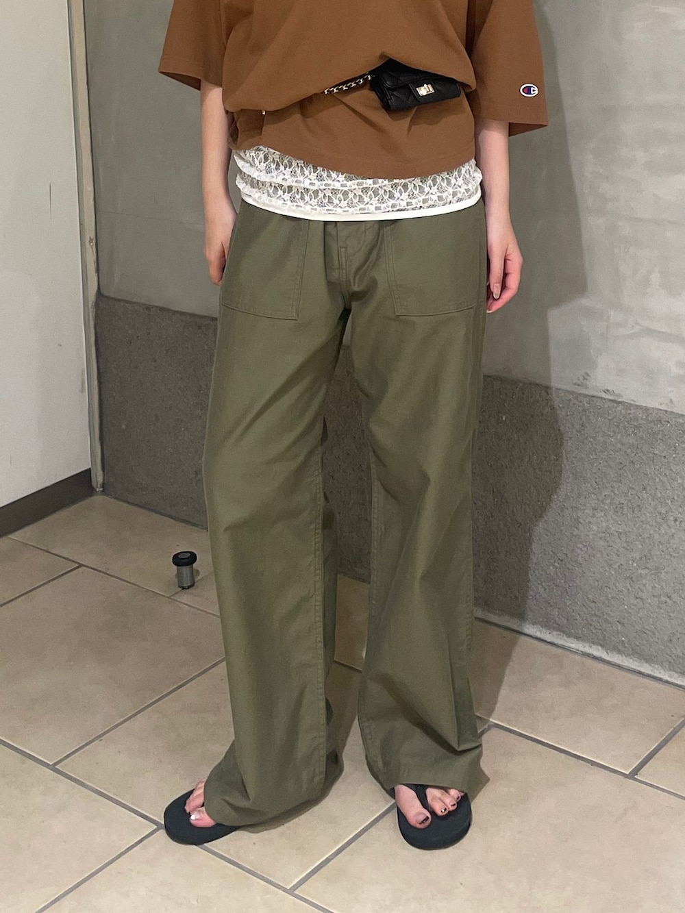 グリーン系のカーゴパンツ、イエロー系のTシャツ/カットソー、ブラック系のサンダルを着用したレディースの夏コーディネートの4枚目の写真