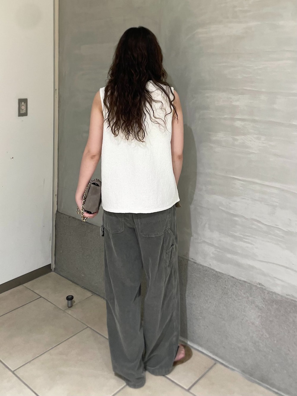 グリーン系のその他パンツ、ホワイト系のタンクトップ、ホワイト系のベストを着用したレディースの夏コーディネートの3枚目の写真