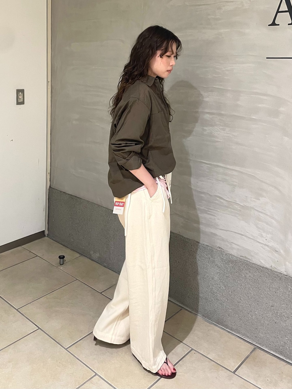 ホワイト系のその他パンツ、グリーン系のシャツ/ブラウス、ホワイト系のタンクトップを着用したレディースの夏コーディネートの3枚目の写真