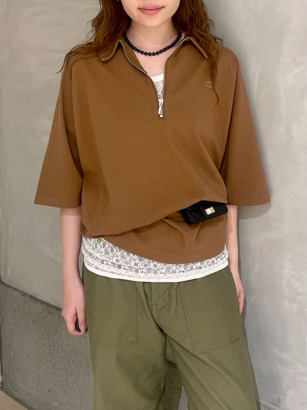 グリーン系のカーゴパンツ、イエロー系のTシャツ/カットソー、ブラック系のサンダルを着用したレディースの夏コーディネートの3枚目の写真