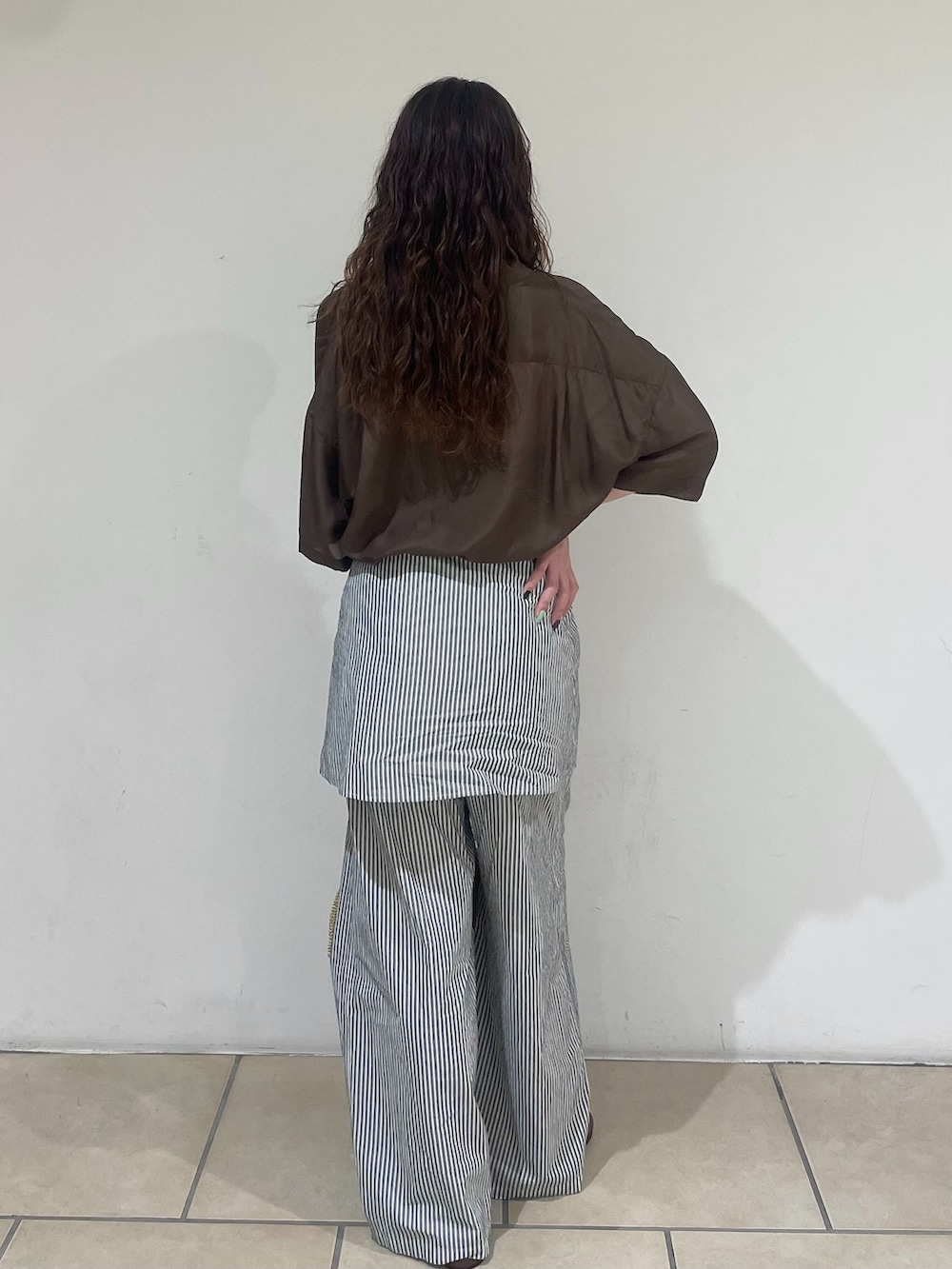 ホワイト系のその他パンツ、ブラウン系のシャツ/ブラウス、ホワイト系のかごバッグを着用したレディースの夏コーディネートの3枚目の写真