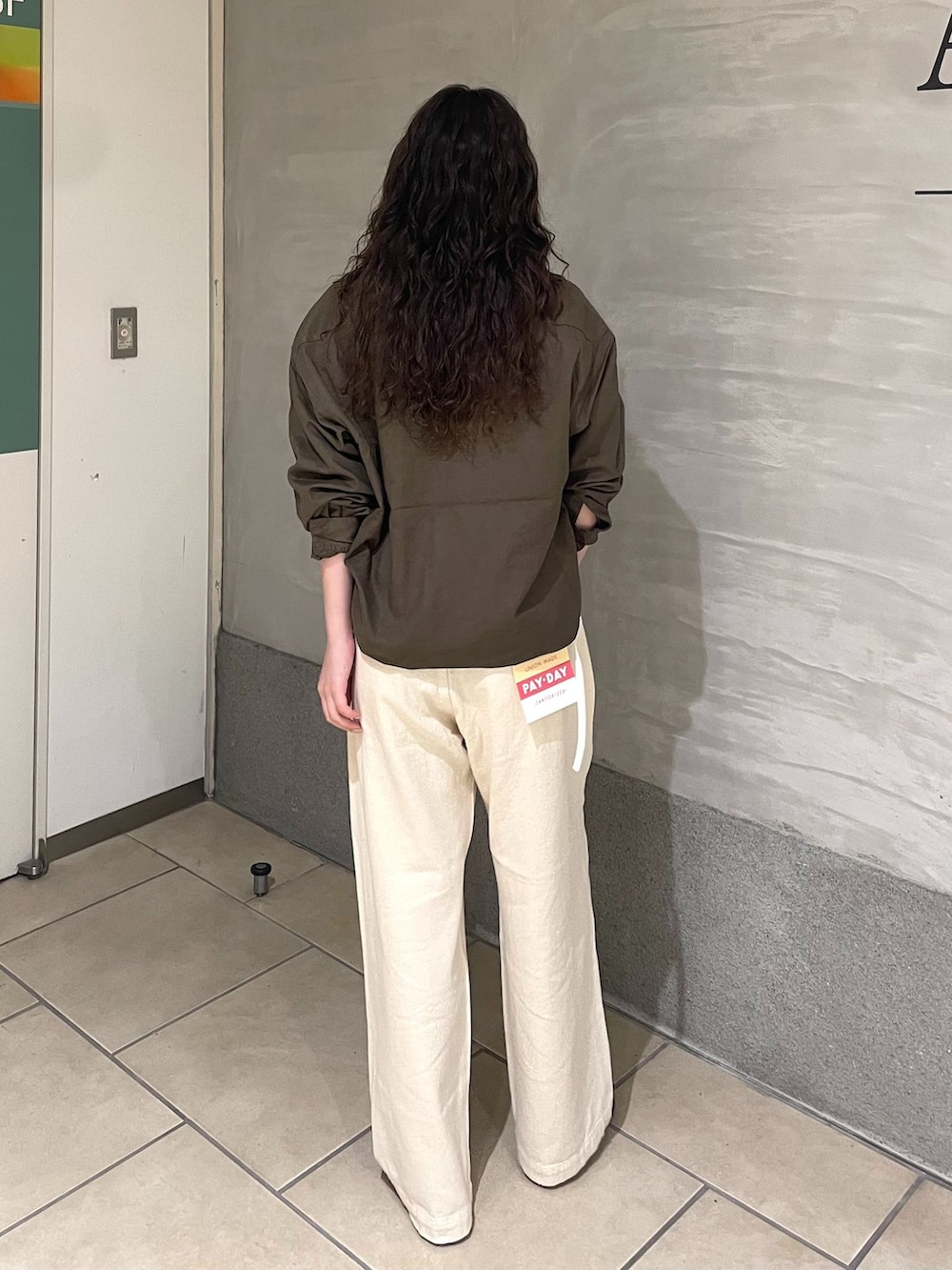 ホワイト系のその他パンツ、グリーン系のシャツ/ブラウス、ホワイト系のタンクトップを着用したレディースの夏コーディネートの2枚目の写真