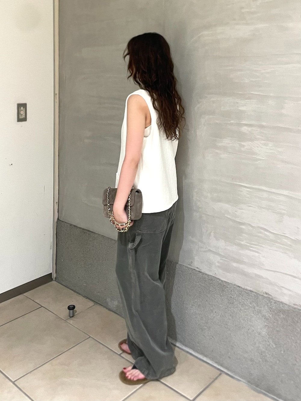 グリーン系のその他パンツ、ホワイト系のタンクトップ、ホワイト系のベストを着用したレディースの夏コーディネートの2枚目の写真