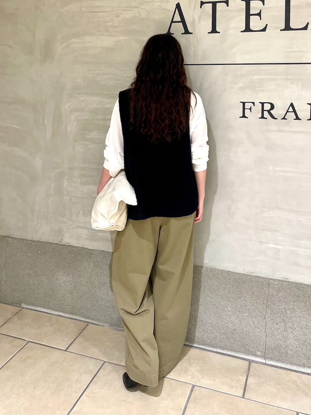ブラック系のその他アウター、グリーン系のチノパンツ、ホワイト系のTシャツ/カットソーを着用したレディースの夏コーディネートの3枚目の写真