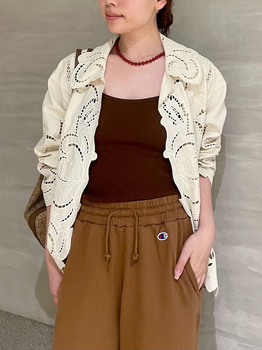 イエロー系のスウェットパンツ、ホワイト系のシャツ/ブラウス、ベージュ系のバックパック/リュックを着用したレディースの夏コーディネートの4枚目の写真