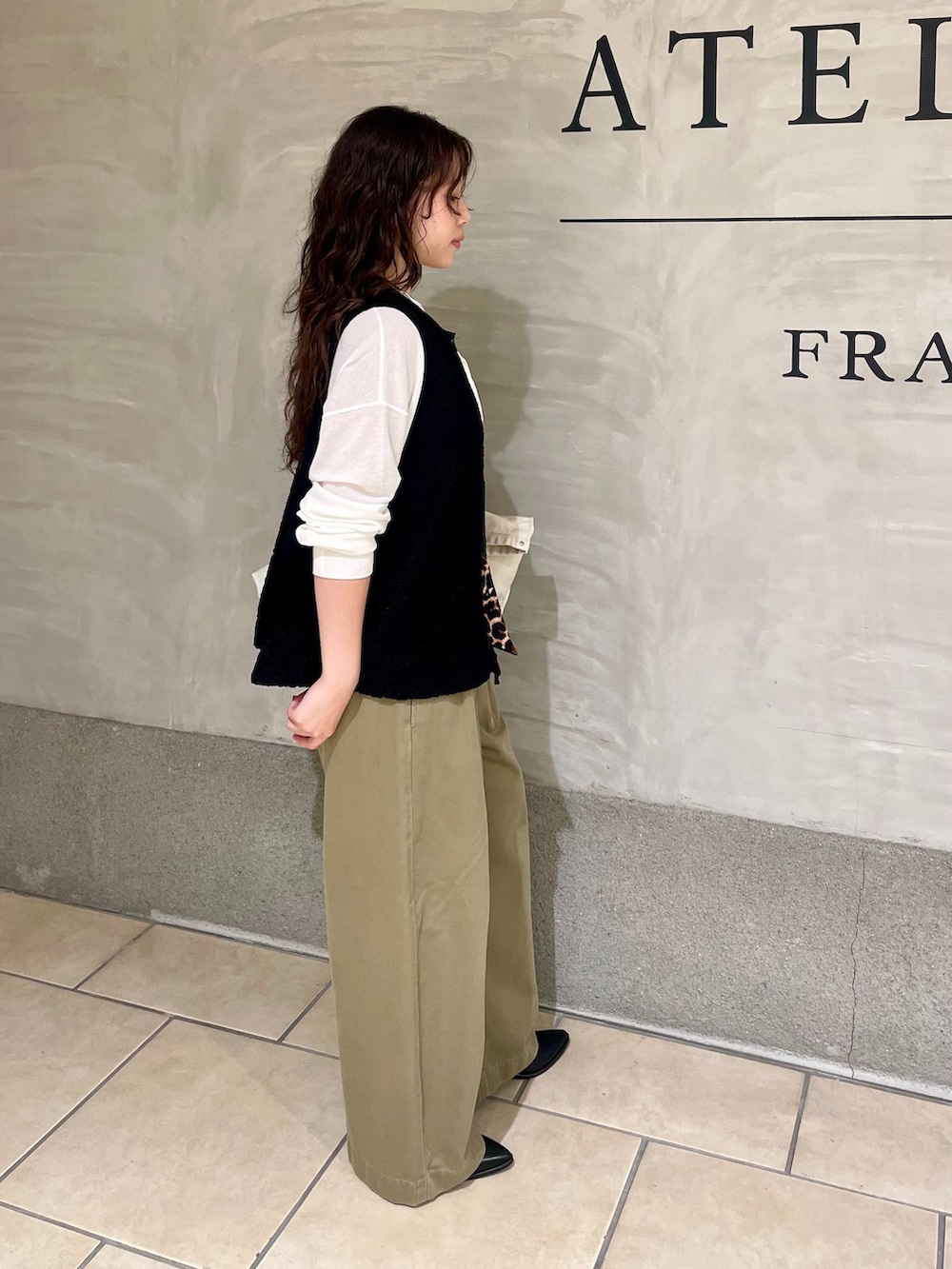 ブラック系のその他アウター、グリーン系のチノパンツ、ホワイト系のTシャツ/カットソーを着用したレディースの夏コーディネートの2枚目の写真