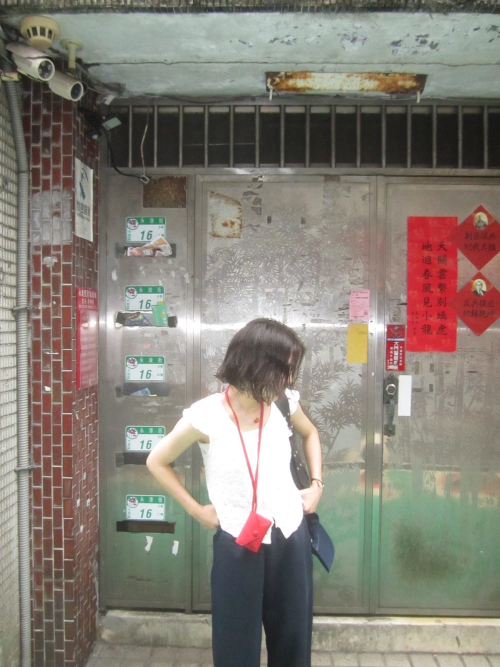 レッド系のショルダーバッグ、ブラック系のハンドバッグ、その他のスウェットパンツを着用したレディースの冬コーディネートの2枚目の写真