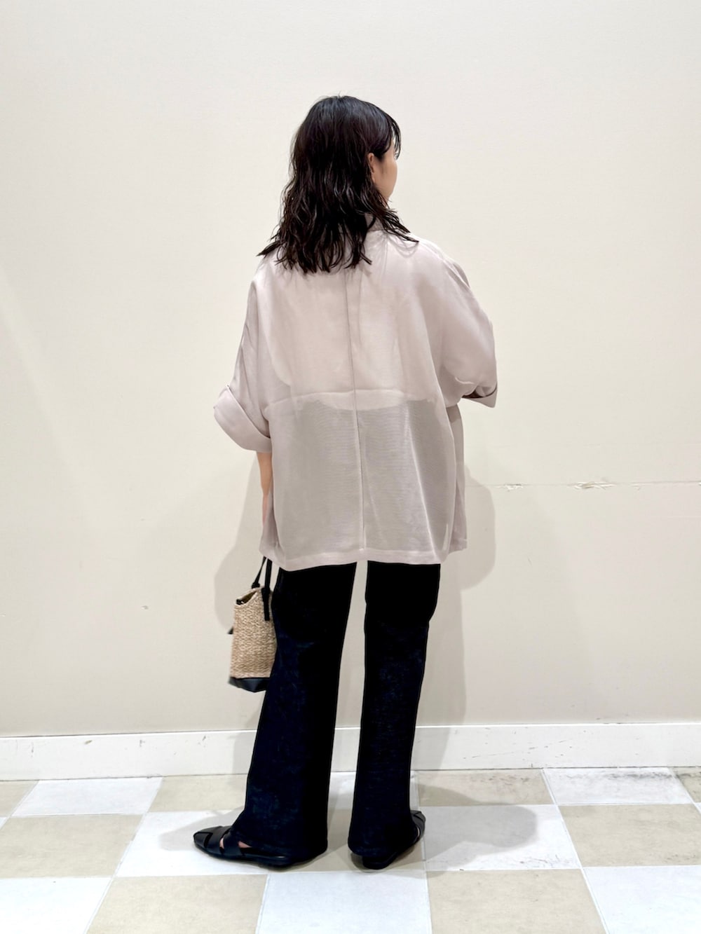 ブラック系のショルダーバッグ、ブラック系のデニムパンツ、ブラック系のサンダルを着用したレディースの夏コーディネートの2枚目の写真