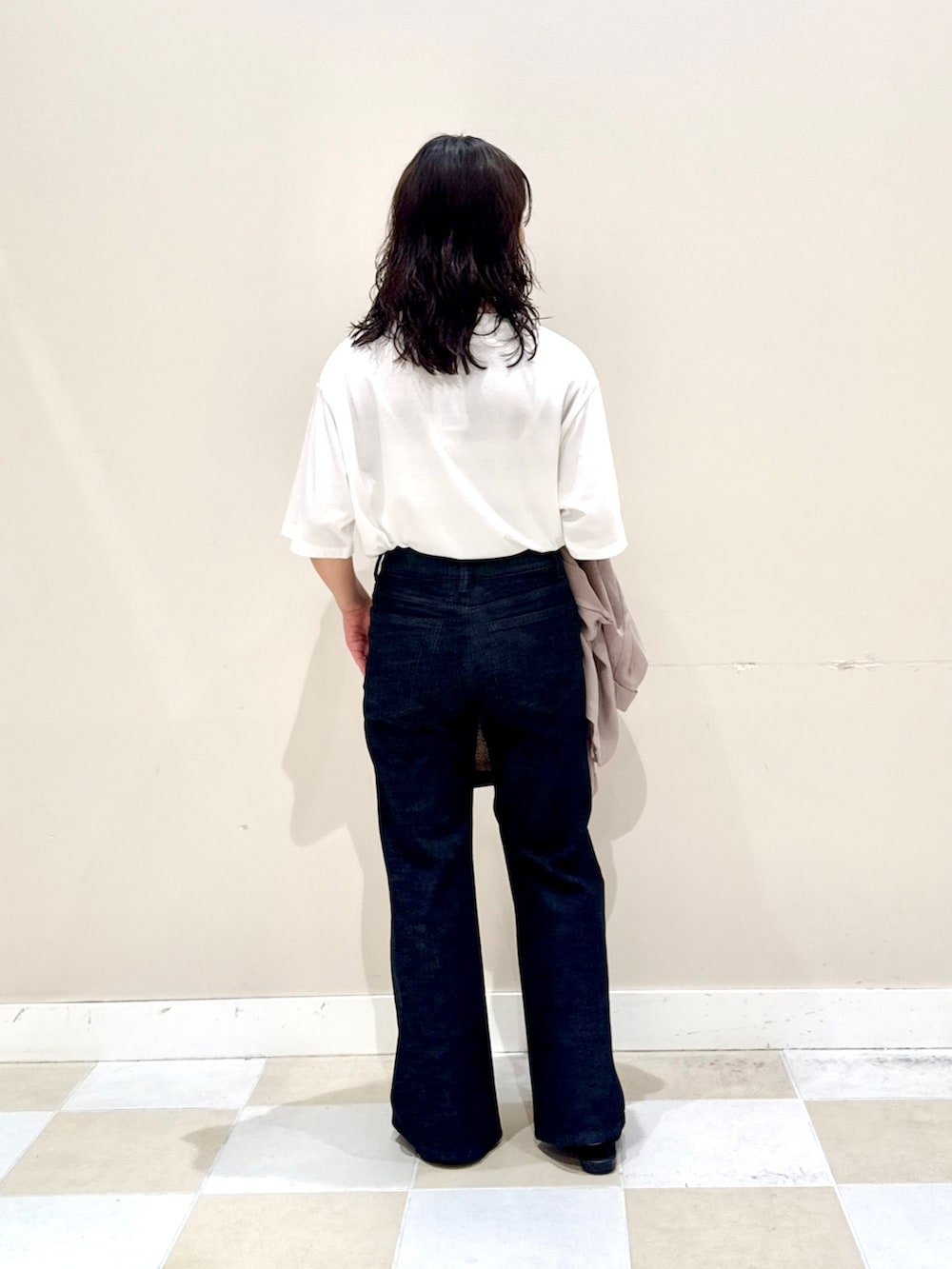 ブラック系のショルダーバッグ、ブラック系のデニムパンツ、ブラック系のサンダルを着用したレディースの夏コーディネートの4枚目の写真