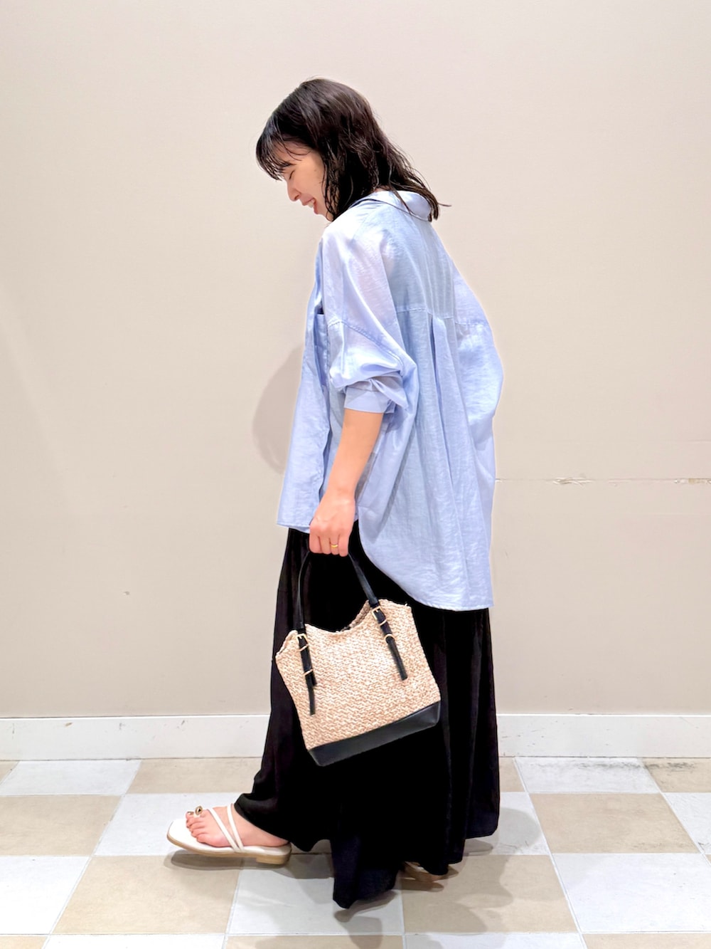 ブラック系のワンピース、ブルー系のシャツ/ブラウス、ブラック系のショルダーバッグを着用したレディースの夏コーディネートの3枚目の写真