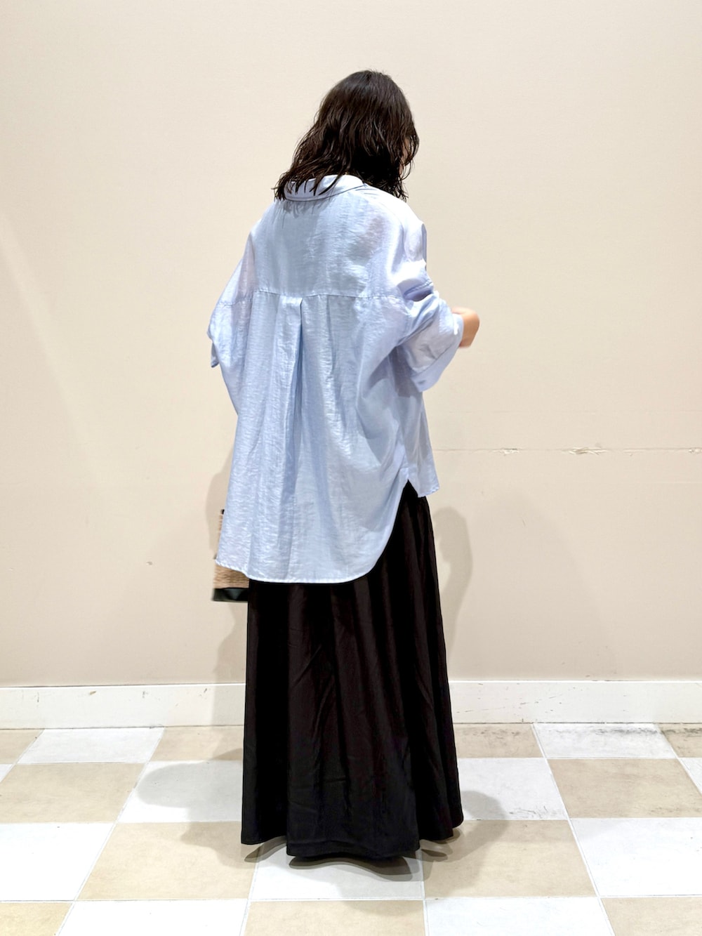 ブラック系のワンピース、ブルー系のシャツ/ブラウス、ブラック系のショルダーバッグを着用したレディースの夏コーディネートの4枚目の写真
