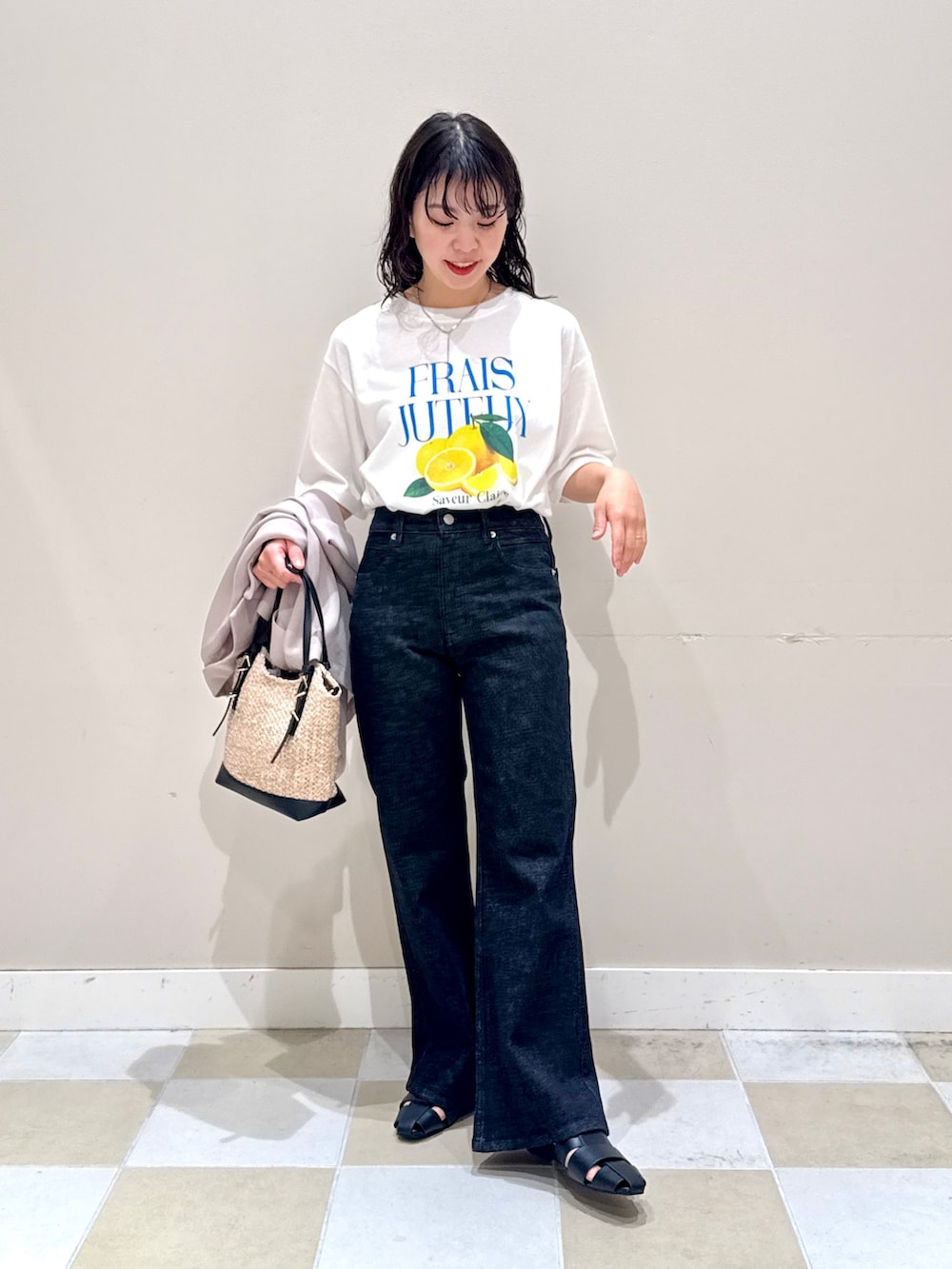 ブラック系のショルダーバッグ、ブラック系のデニムパンツ、ブラック系のサンダルを着用したレディースの夏コーディネートの3枚目の写真