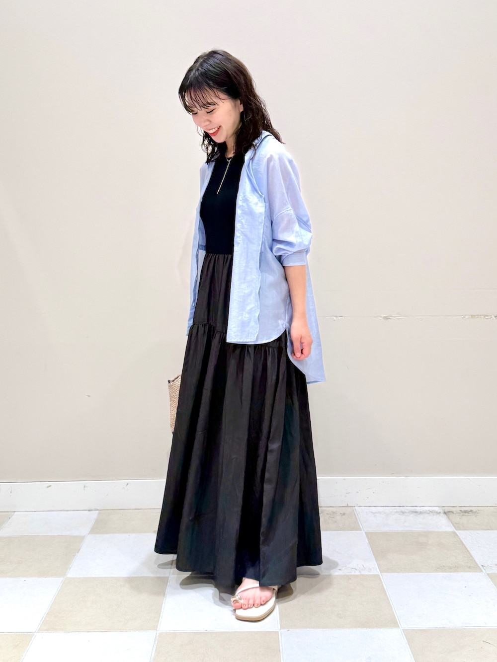 ブラック系のワンピース、ブルー系のシャツ/ブラウス、ブラック系のショルダーバッグを着用したレディースの夏コーディネートの2枚目の写真