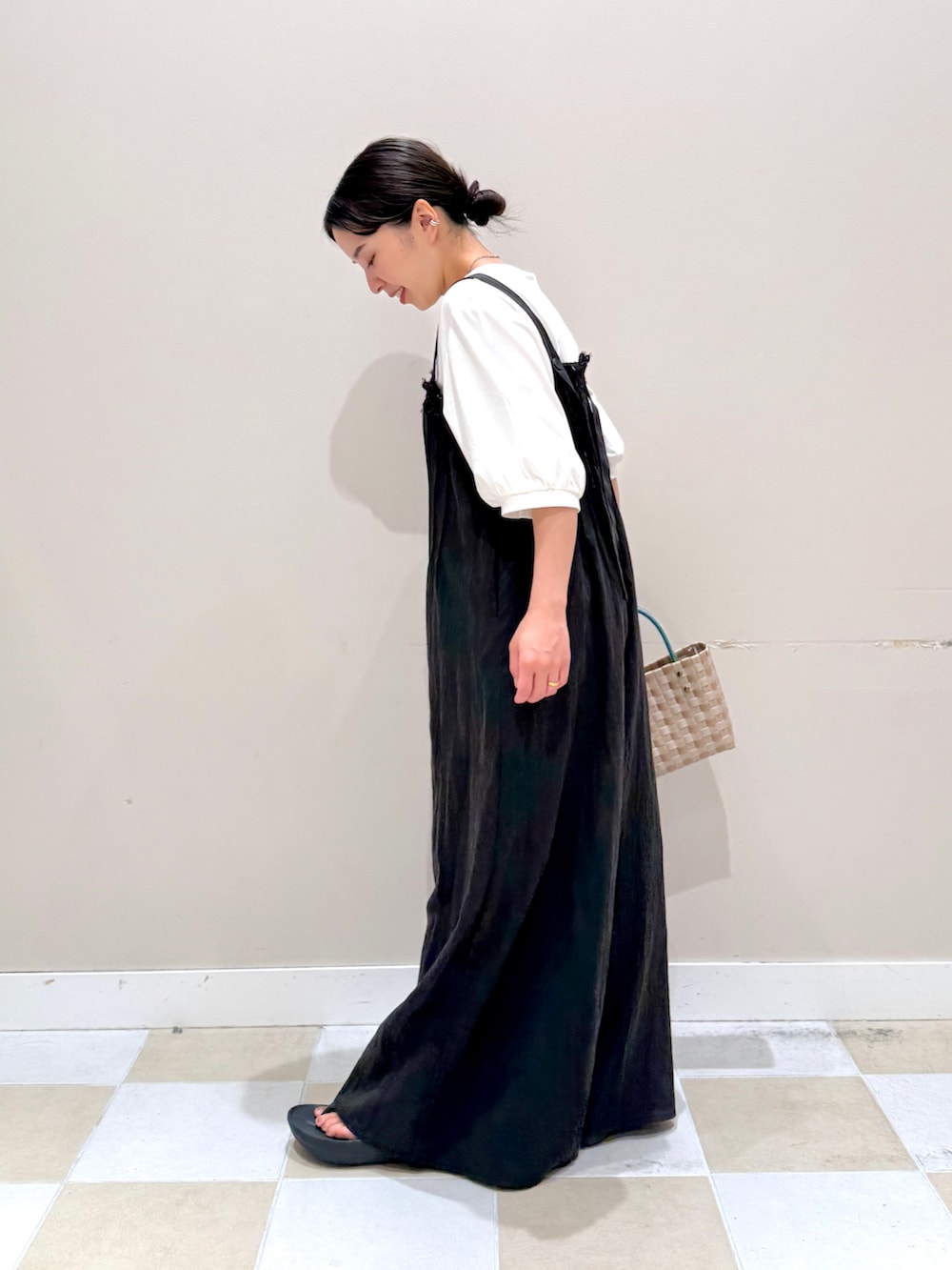 ベージュ系のショルダーバッグ、ホワイト系のTシャツ/カットソー、ブラック系のその他パンツを着用したレディースの夏コーディネートの3枚目の写真