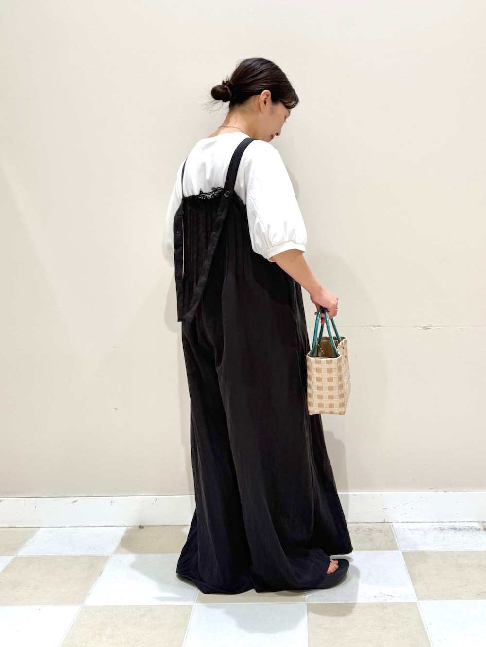 ベージュ系のショルダーバッグ、ホワイト系のTシャツ/カットソー、ブラック系のその他パンツを着用したレディースの夏コーディネートの5枚目の写真