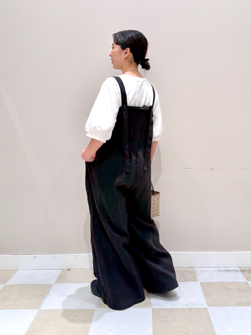 ベージュ系のショルダーバッグ、ホワイト系のTシャツ/カットソー、ブラック系のその他パンツを着用したレディースの夏コーディネートの4枚目の写真