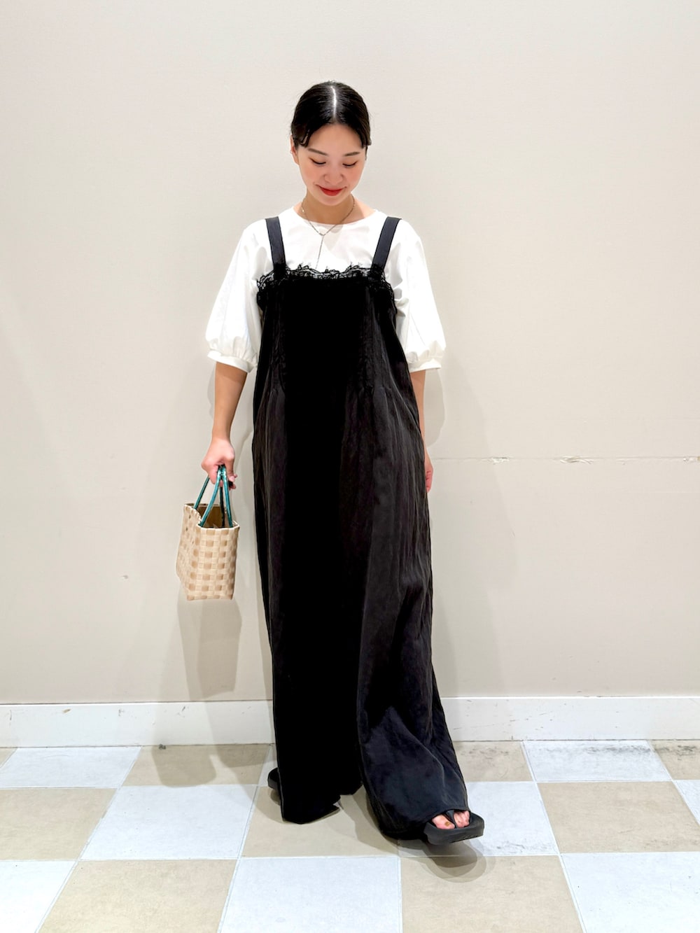 ベージュ系のショルダーバッグ、ホワイト系のTシャツ/カットソー、ブラック系のその他パンツを着用したレディースの夏コーディネートの2枚目の写真