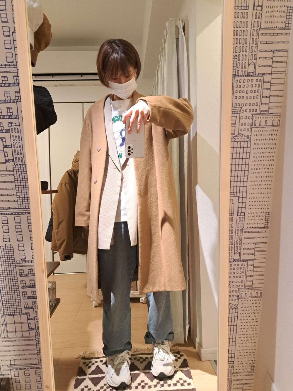 「低身長コーデ、カジュアル、きれいめカジュアル、ロングコート、チェスターコート、ジレ、ロンT、デニムパンツ、スニーカー、ニューバランス、黒リュック」｜「JOURNAL STANDARD relumeのアイテム（ジャケット/アウター、ブラウン系）」を使った、hanateaさん（レディース・156cm）の冬コーディネートの2枚目の写真