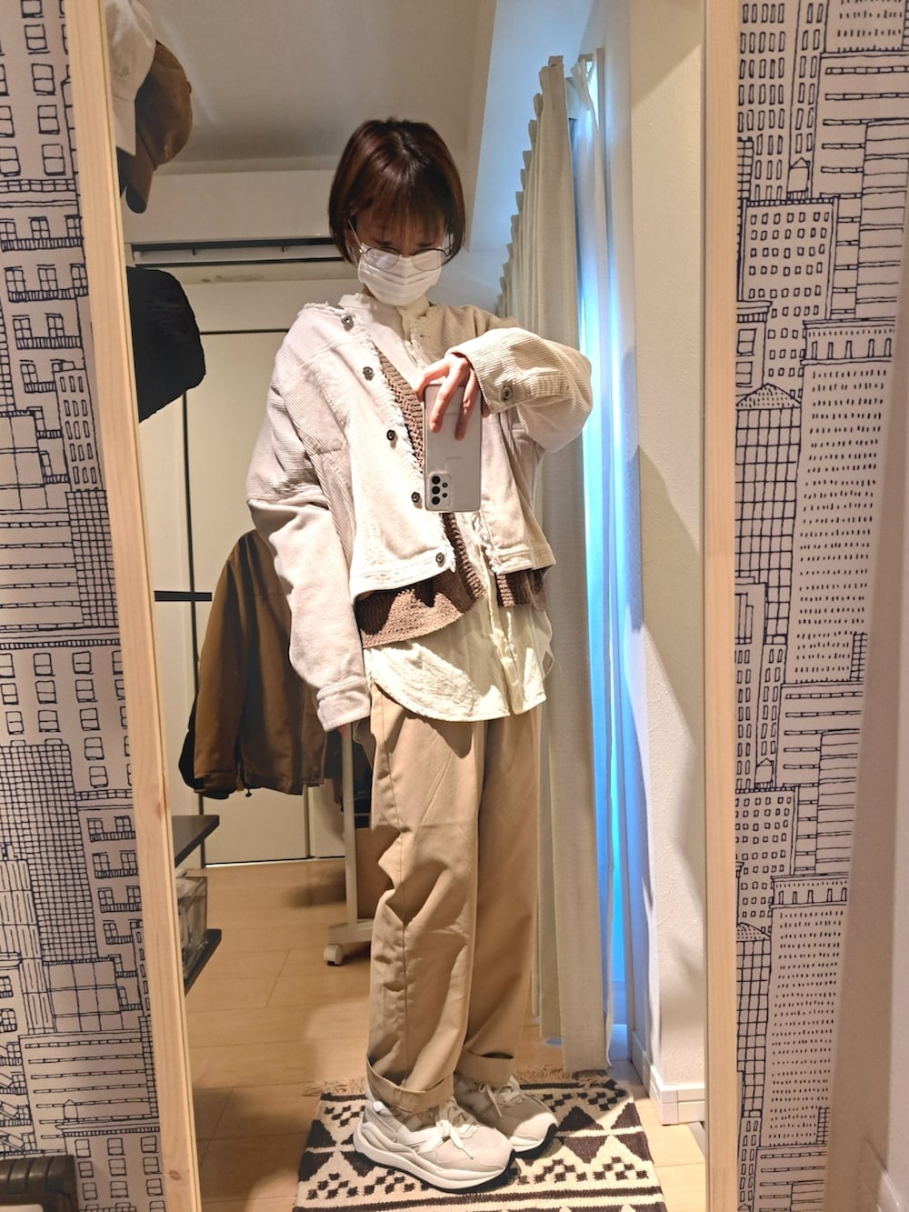 「メンズライク、低身長コーデ、きれいめカジュアル、カジュアル、淡色コーデ、コーデュロイジャケット、白シャツ、鍵編みカーディガン、チノパン、スニーカー、ニューバランス、黒リュック」|「BONLECILLのセンタープレス ハイウエスト タック チノパンツ(チノパンツ、ベージュ系)」を使った、hanateaさん(レディース・156cm)の冬コーディネートの2枚目の写真