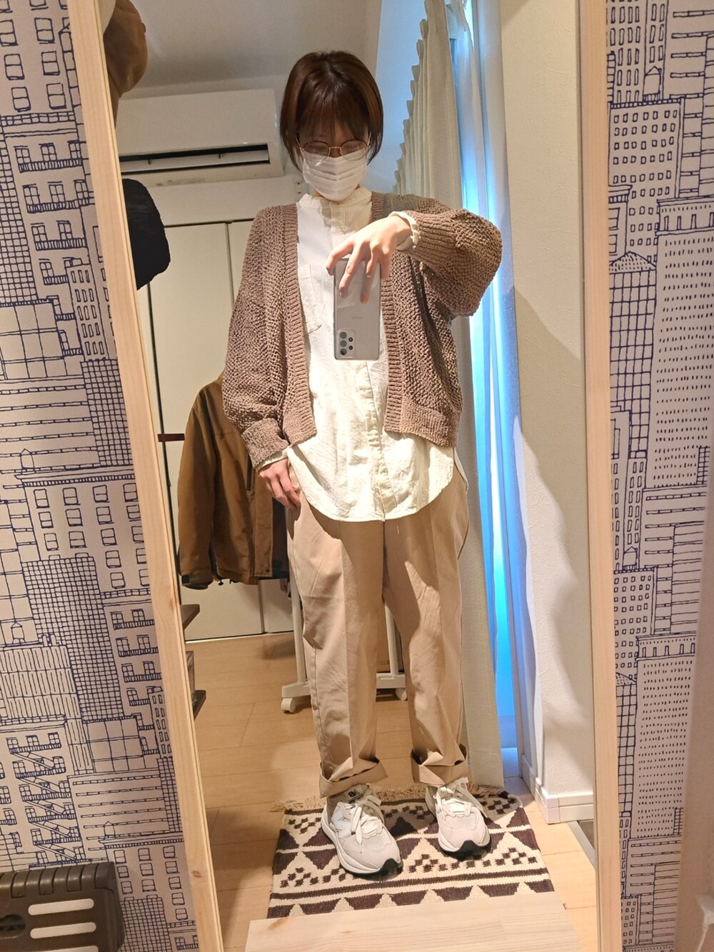 「メンズライク、低身長コーデ、きれいめカジュアル、カジュアル、淡色コーデ、コーデュロイジャケット、白シャツ、鍵編みカーディガン、チノパン、スニーカー、ニューバランス、黒リュック」|「BONLECILLのセンタープレス ハイウエスト タック チノパンツ(チノパンツ、ベージュ系)」を使った、hanateaさん(レディース・156cm)の冬コーディネートの3枚目の写真