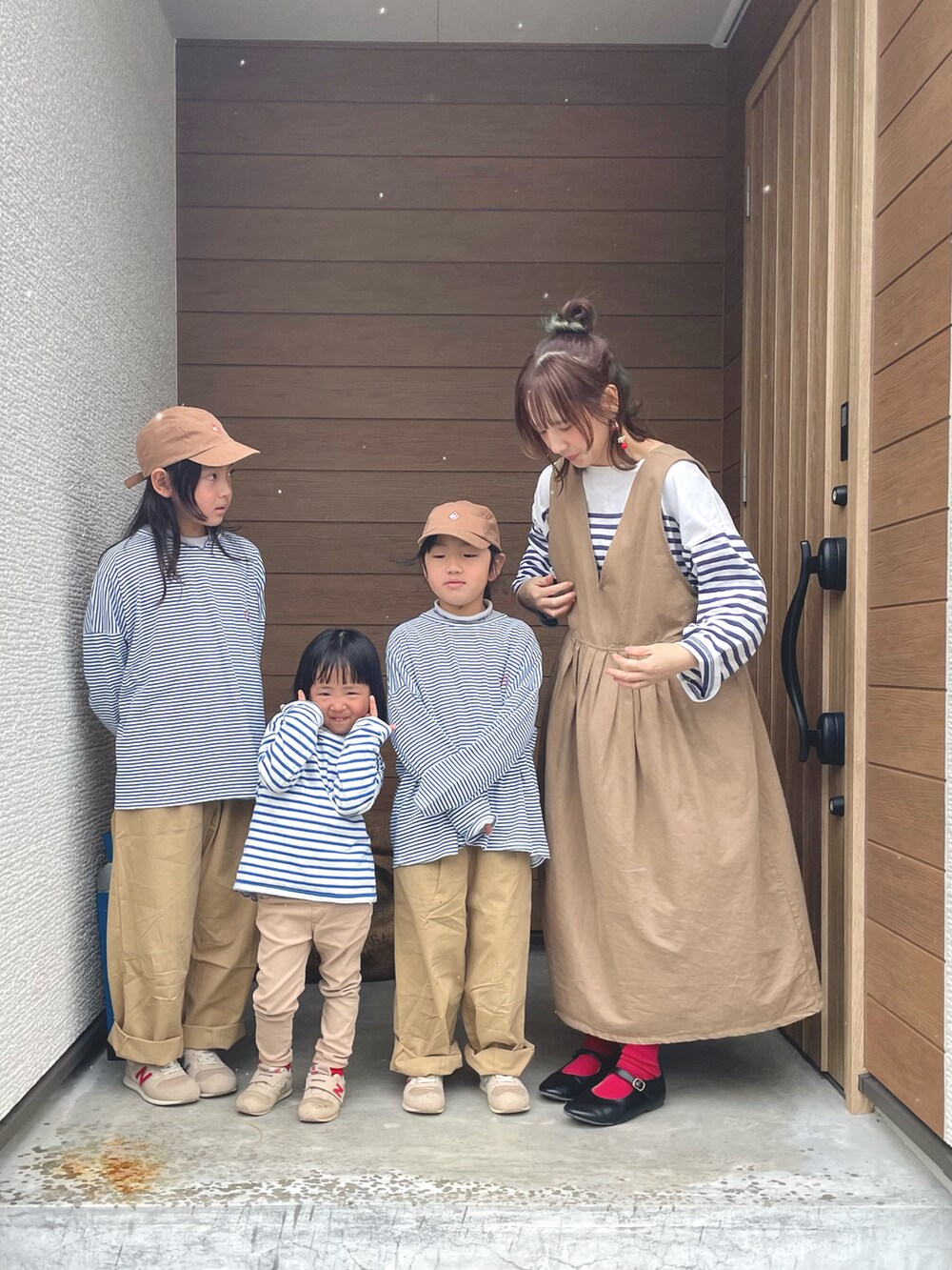 ベージュ系のワンピース、ホワイト系のTシャツ/カットソー、ベージュ系のカーゴパンツを着用したキッズの春コーディネートの4枚目の写真