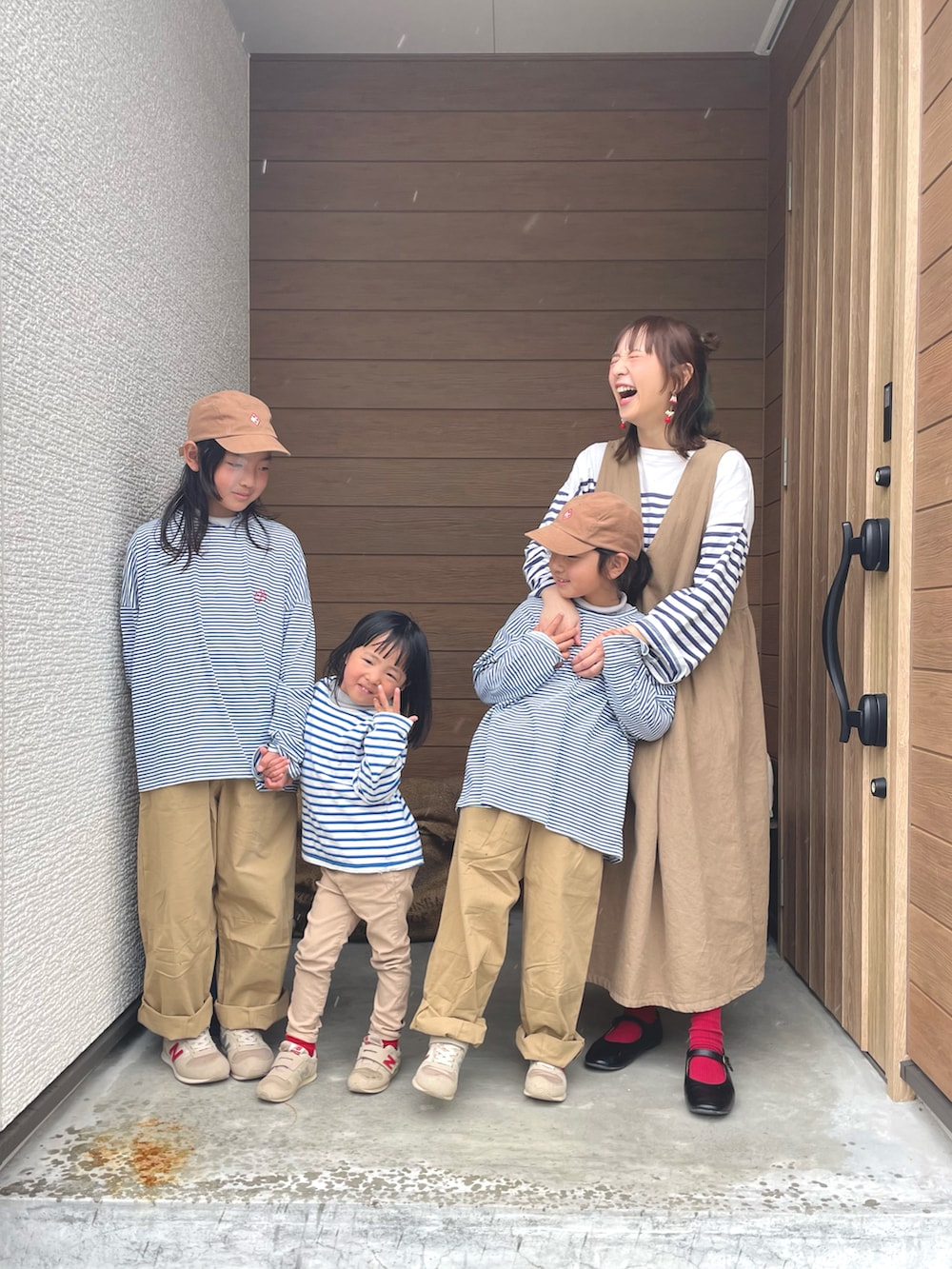 ベージュ系のワンピース、ホワイト系のTシャツ/カットソー、ベージュ系のカーゴパンツを着用したキッズの春コーディネートの2枚目の写真