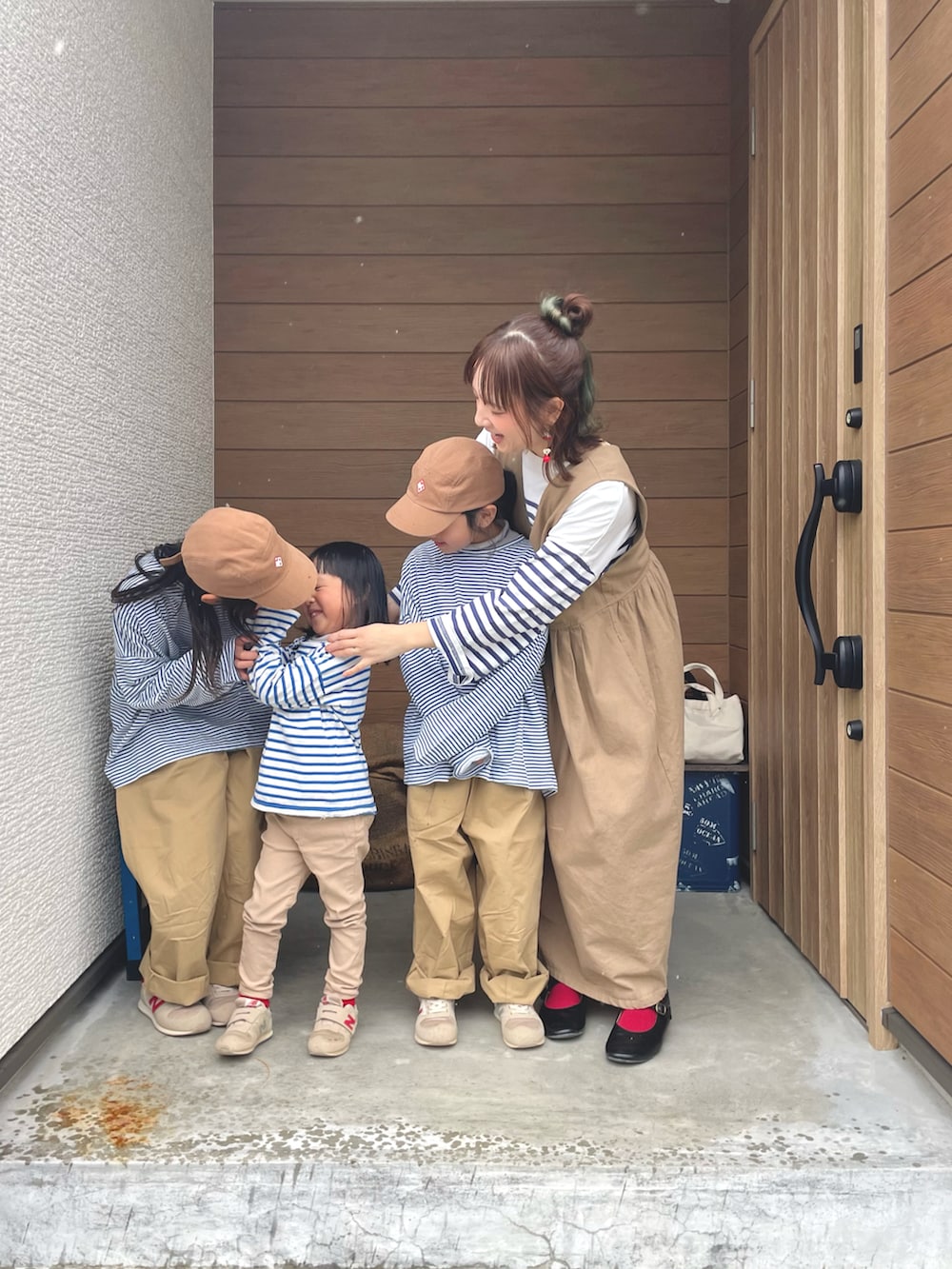 ベージュ系のワンピース、ホワイト系のTシャツ/カットソー、ベージュ系のカーゴパンツを着用したキッズの春コーディネートの3枚目の写真