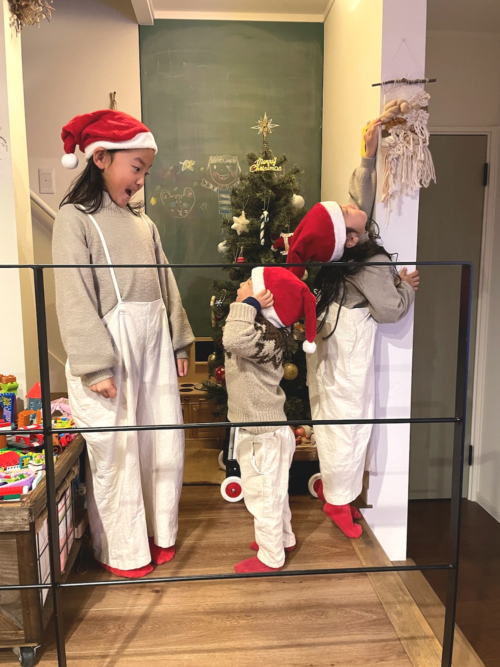 ベージュ系のワンピース、ベージュ系のブルゾン、ブラック系のスリッポンを着用したキッズの冬コーディネートの2枚目の写真