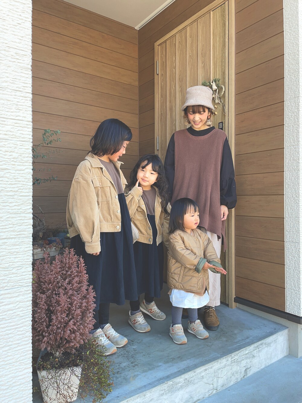 「韓国子供服、キッズファッション、親子コーデ、シミラールック、リンクコーデ、姉妹コーデ、おそろいコーデ、Samansa Mos2、New Balance」｜「GUのアイテム（セットアップ、ベージュ系）」を使った、conahaさん（キッズ・120cm）の冬コーディネートの2枚目の写真