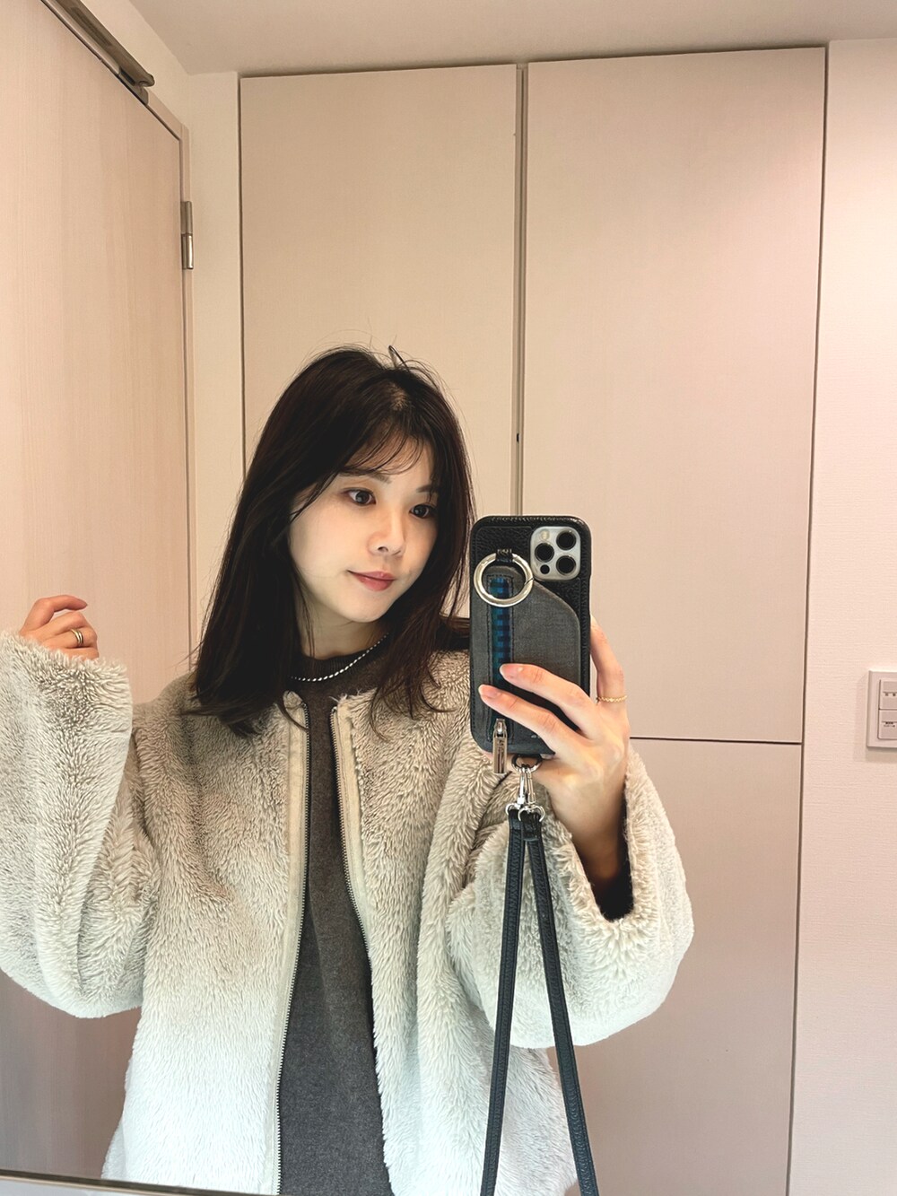 ブラウン系のニット/セーター、ゴールド系のリングを着用したレディースの冬コーディネートの2枚目の写真