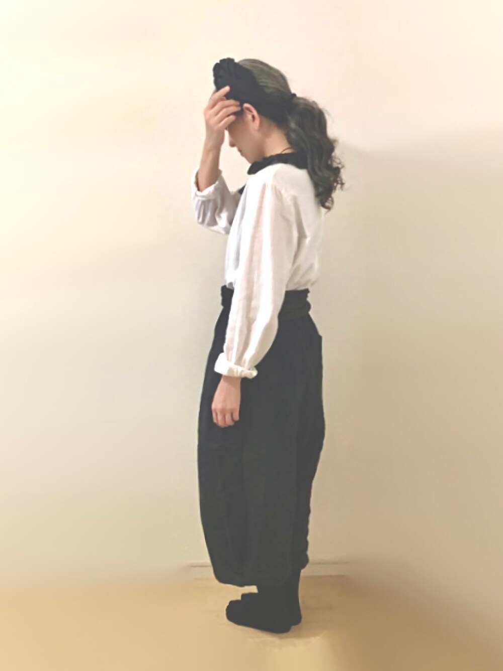 ホワイト系のシャツ/ブラウス、ブラック系のその他パンツ、その他のヘアバンドを着用したレディースの冬コーディネートの2枚目の写真