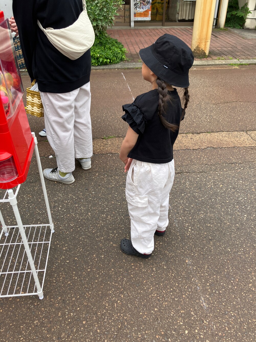 「キッズファッション、プチプラ、カーゴパンツ、ハット、モノトーン、キッズコーデ、110cm、おでかけコーデ、ロングヘア、キッズ」｜「UNIQLOのアイテム（カーゴパンツ、ホワイト系）」を使った、miipuuさん（キッズ・100cm）の春コーディネートの3枚目の写真