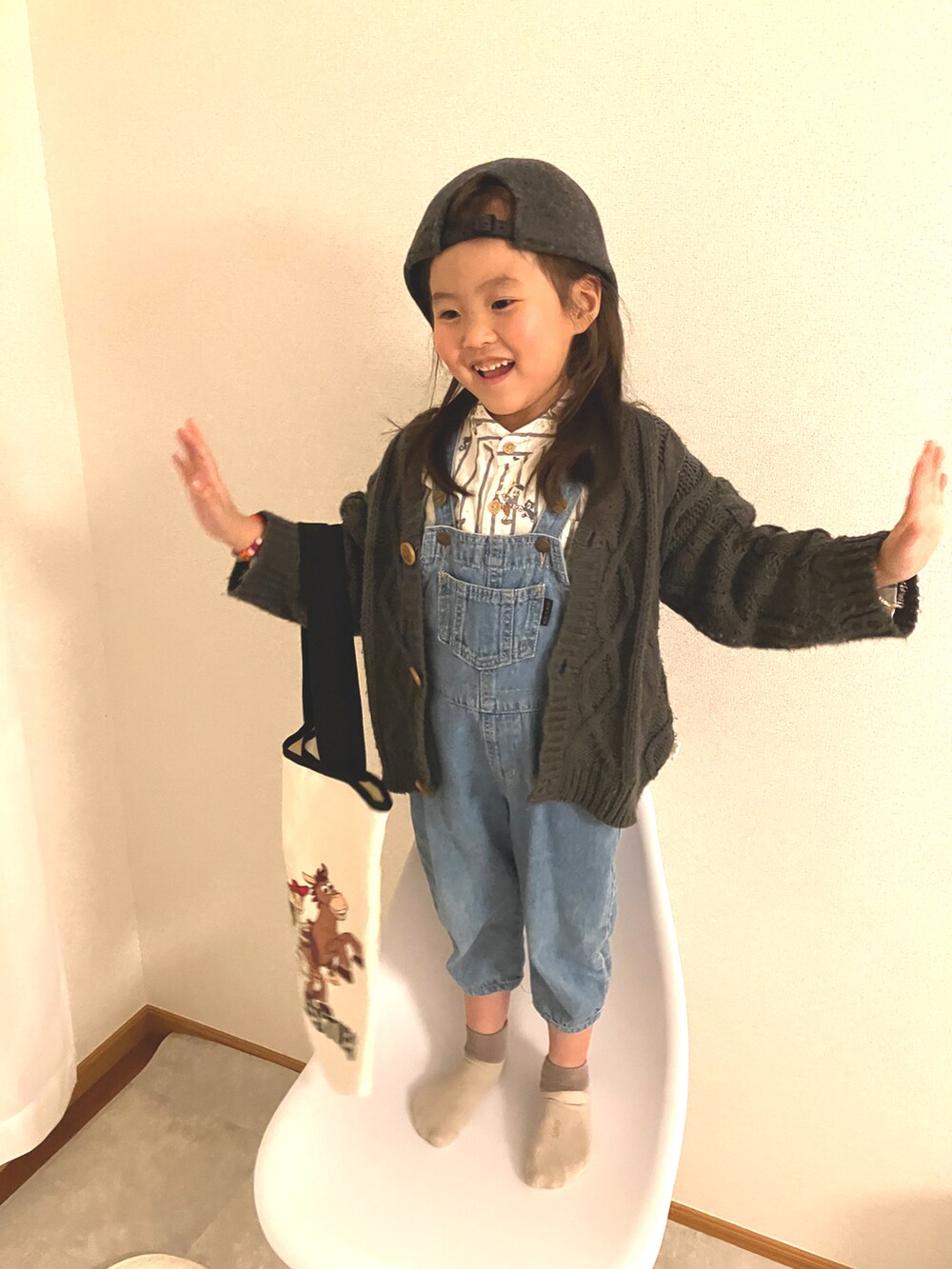 「プチプラ、ブチプラコーデ、100cm、おんなのこコーデ、サロペット、キッズファッション、デニム、おでかけコーデ、ハット、帽子、おしゃれさんと繋がりたい」｜「Birthdayのアイテム（サロペット/オーバーオール、ブルー系）」を使った、miipuuさん（キッズ・100cm）の冬コーディネートの2枚目の写真