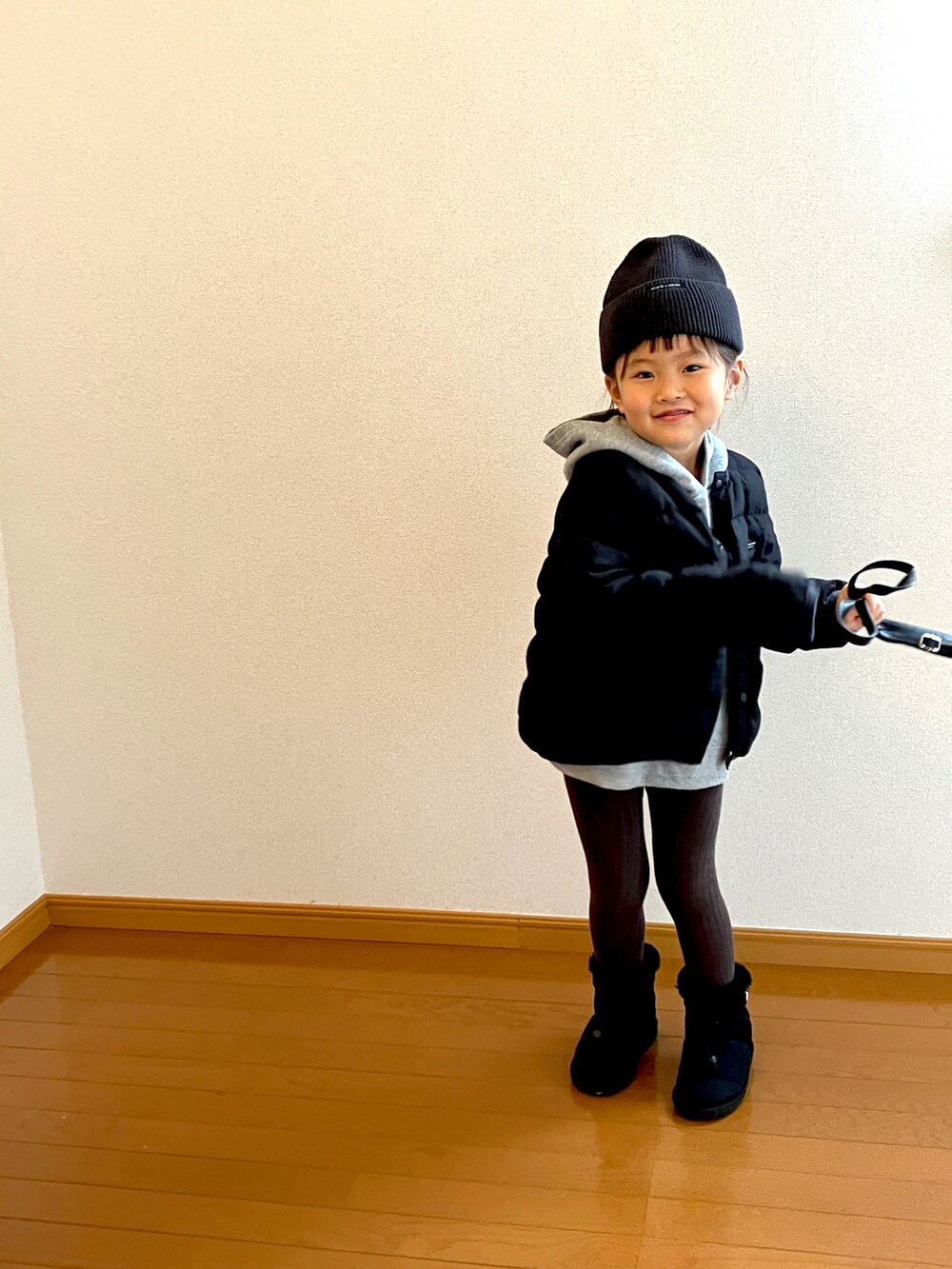 ブラック系のトートバッグ、グレー系のパーカーを着用したキッズの冬コーディネートの5枚目の写真