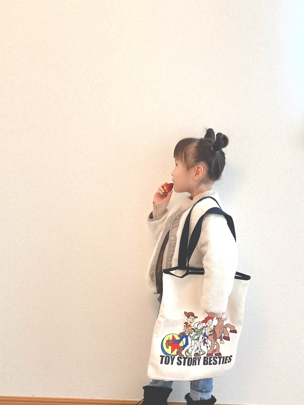 「赤、赤いいちご、プチプラ、冬コーデ、あったかコーデ、ウサギヘアー、キッズファッション、ファッションを楽しもう、100cm、4歳」｜「F.O.KIDSのテーパードデニムニットパンツ（デニムパンツ、ブルー系）」を使った、miipuuさん（キッズ・100cm）の冬コーディネートの2枚目の写真